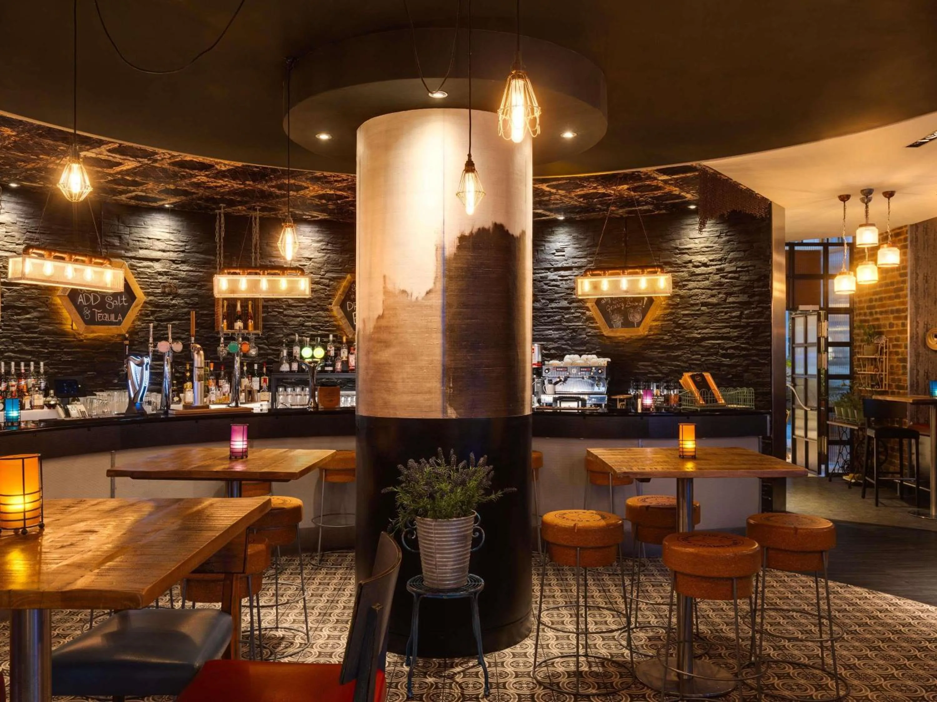 Lounge or bar in Novotel London Tower Bridge