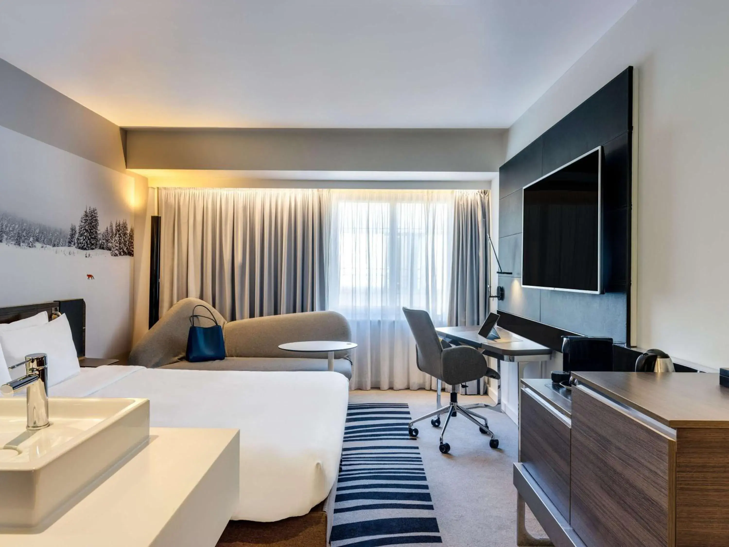 Executive Room with Queen Bed in Novotel London Tower Bridge Executive Room with Queen Bed in Novotel London Tower Bridge