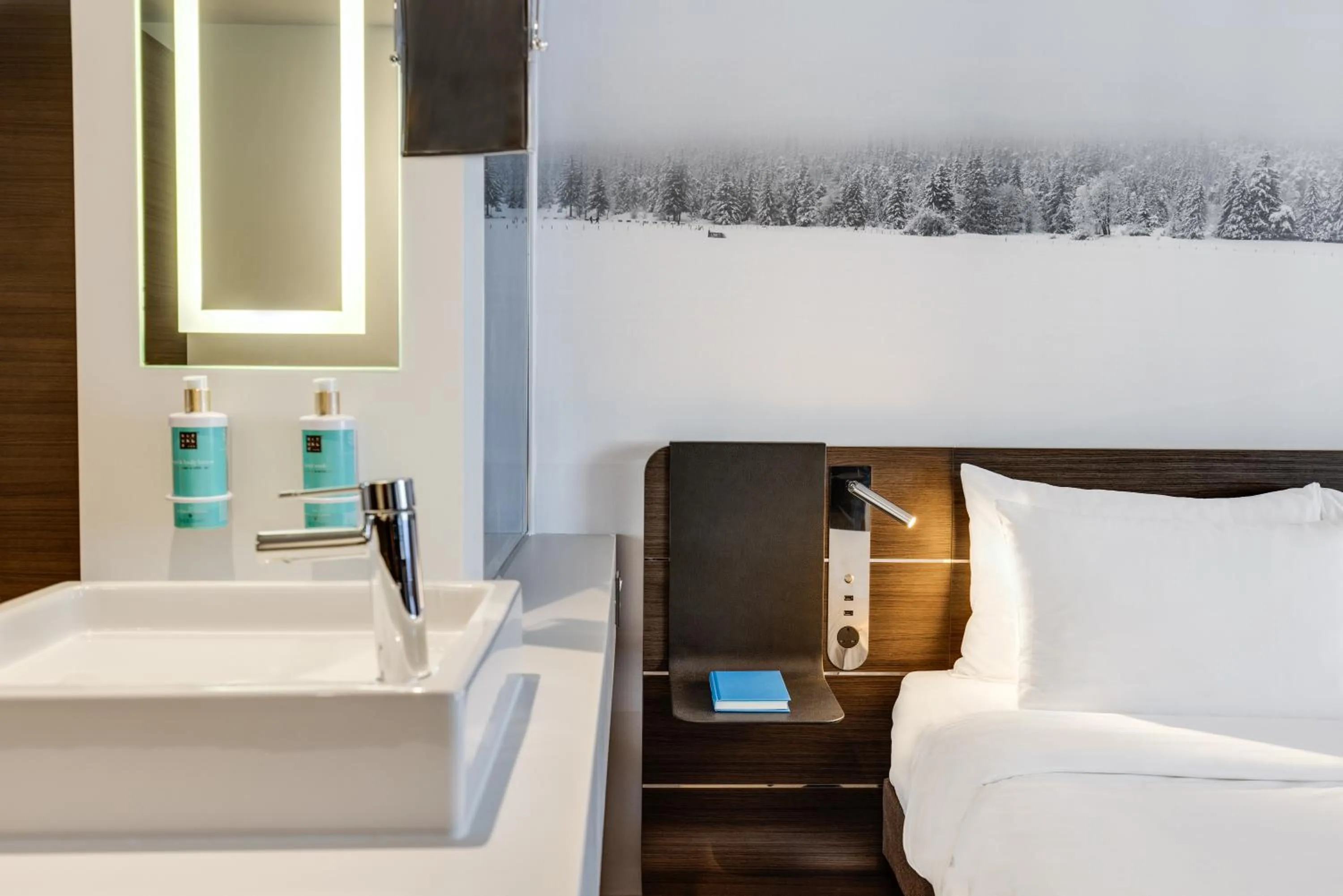 Photo of the whole room, Bed in Novotel London Tower Bridge