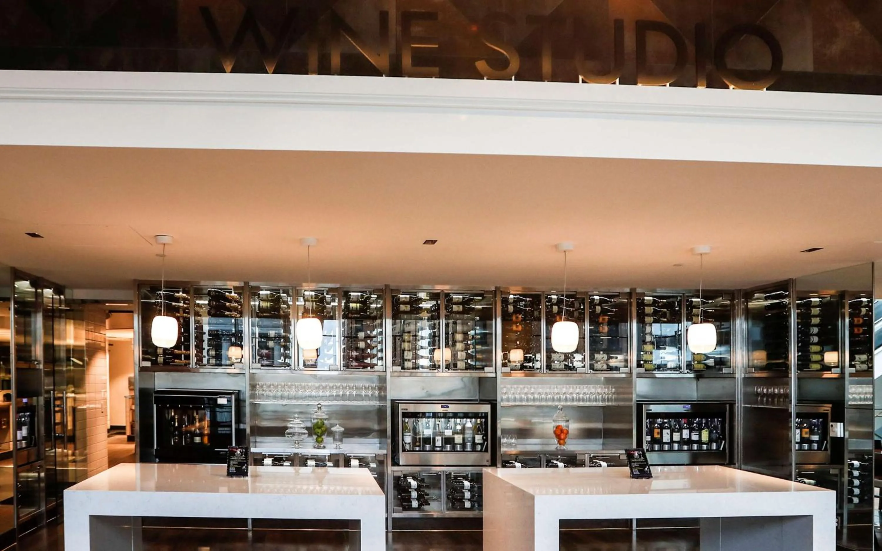 Lounge or bar in Hilton Norfolk The Main