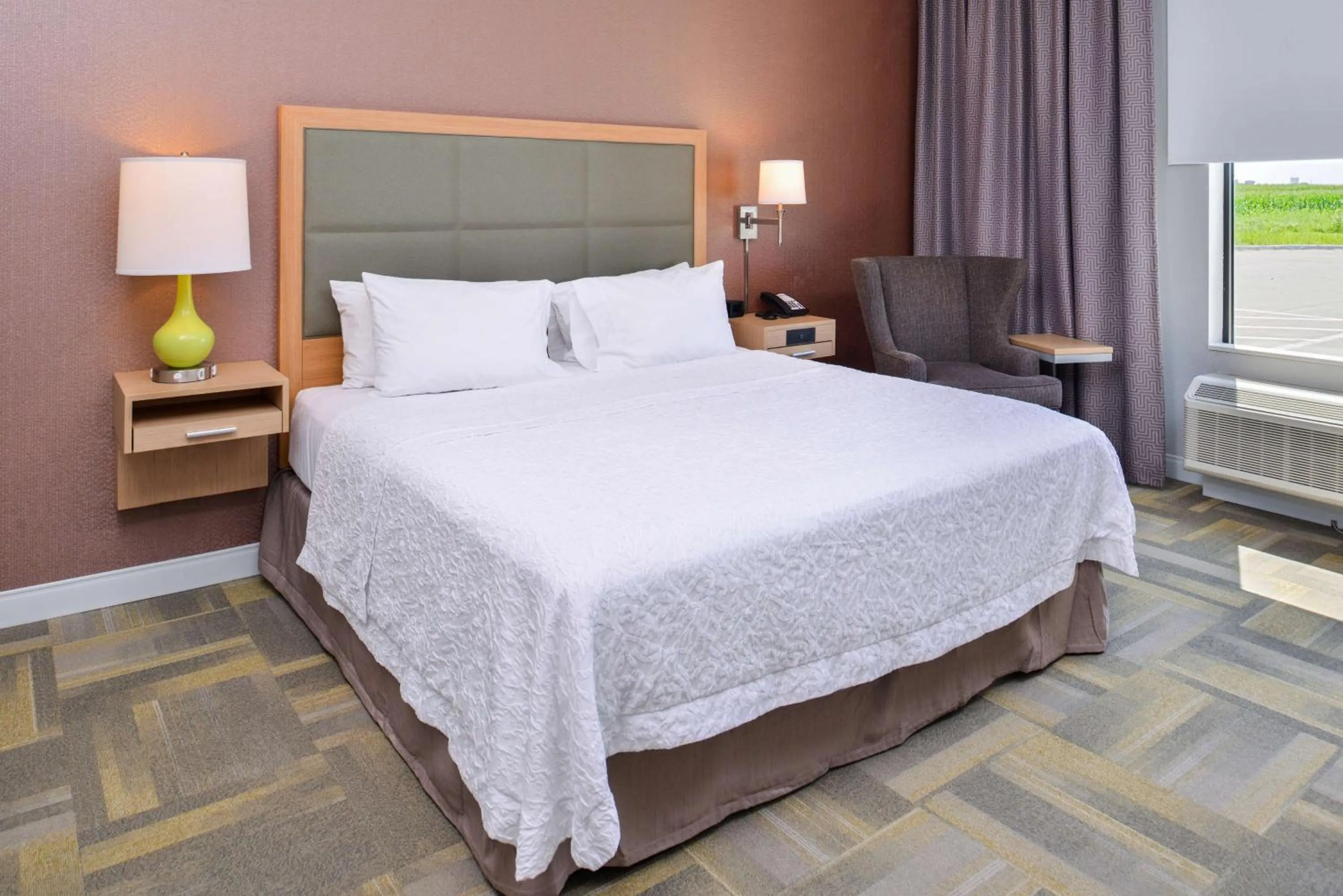 Bed in Hampton Inn and Suites Altoona-Des Moines by Hilton