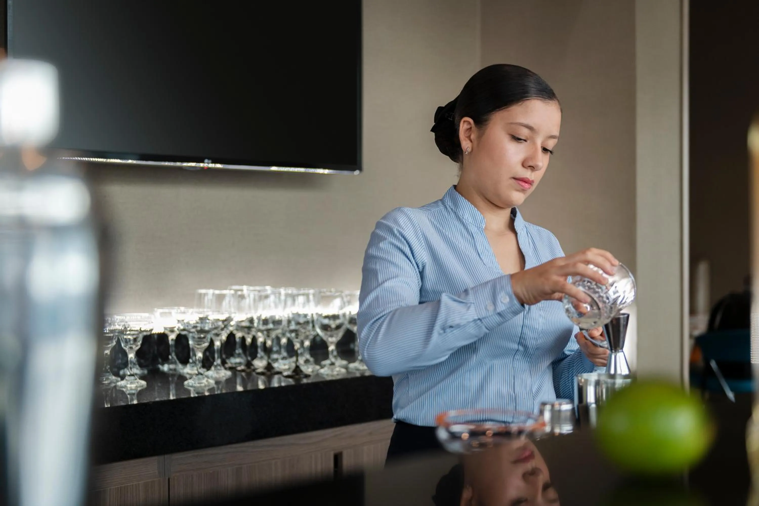 Lounge or bar in Hampton by Hilton Medellin