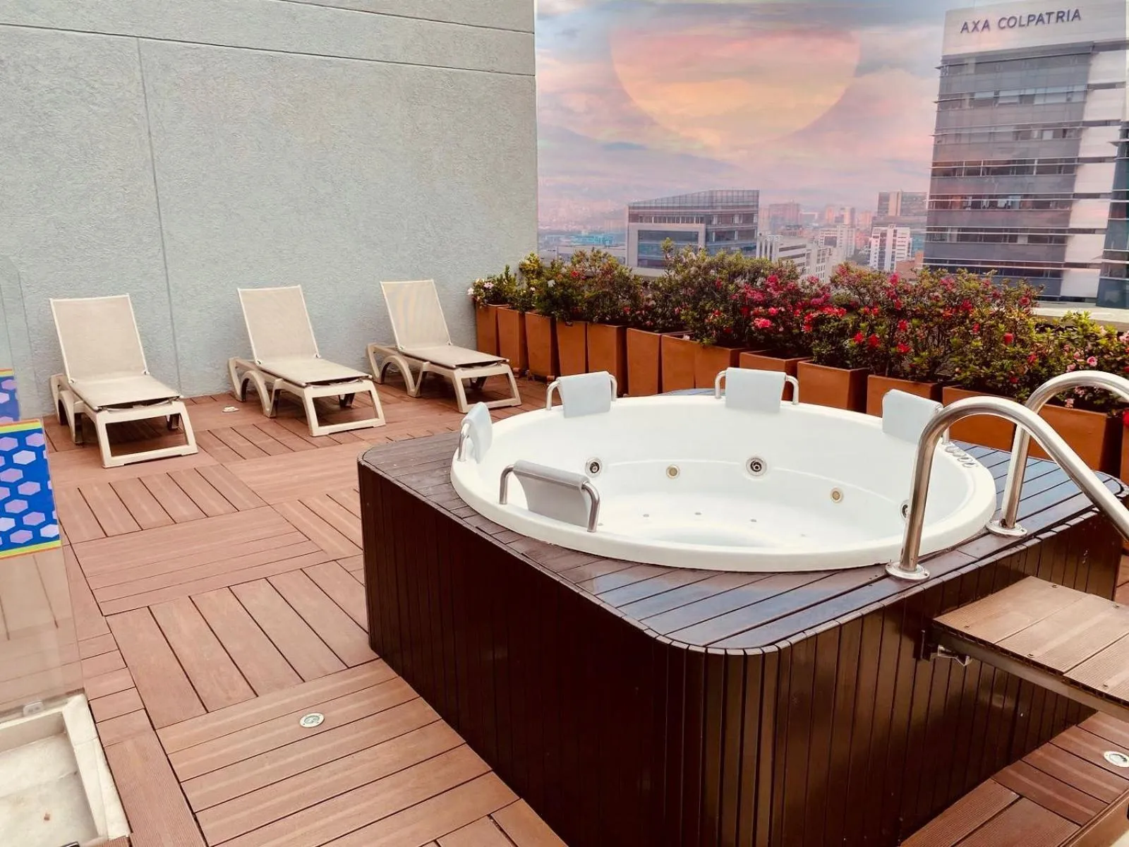 Hot Tub in Hampton by Hilton Medellin