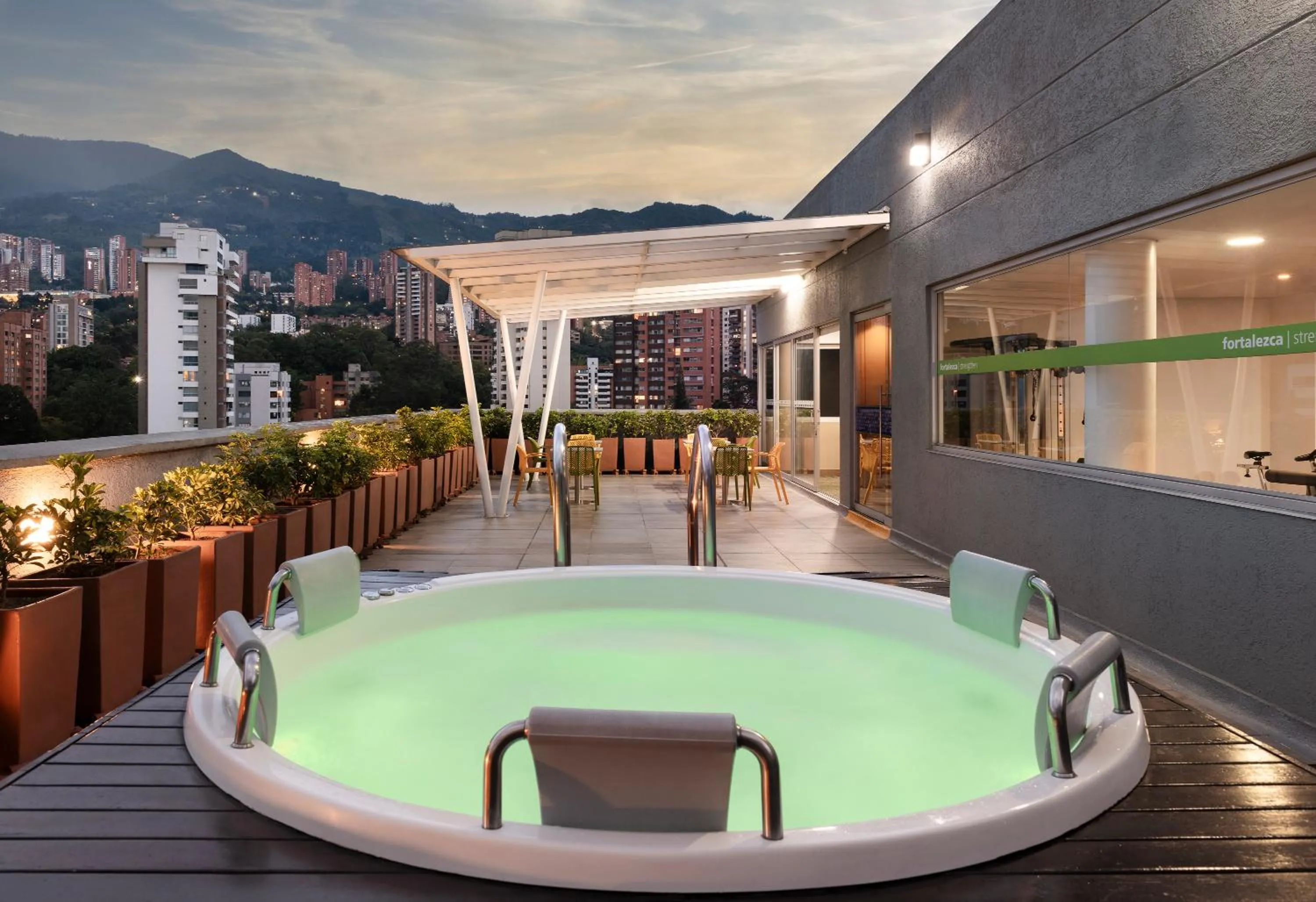 Hot Tub in Hampton by Hilton Medellin