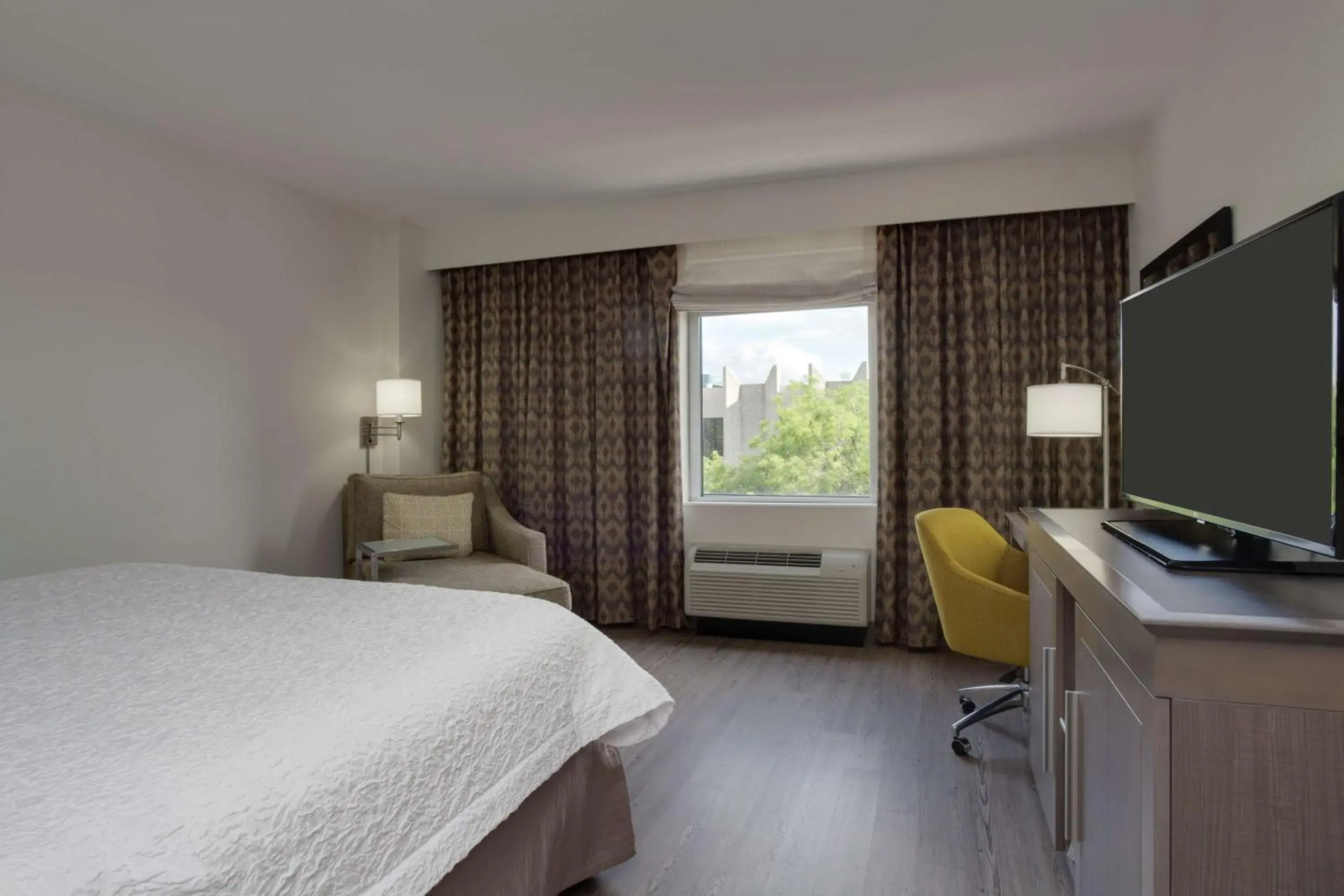 King Room - Hearing Access/Non-Smoking in Hampton Inn & Suites Miami Wynwood Design District, FL King Room - Hearing Access/Non-Smoking in Hampton Inn & Suites Miami Wynwood Design District, FL