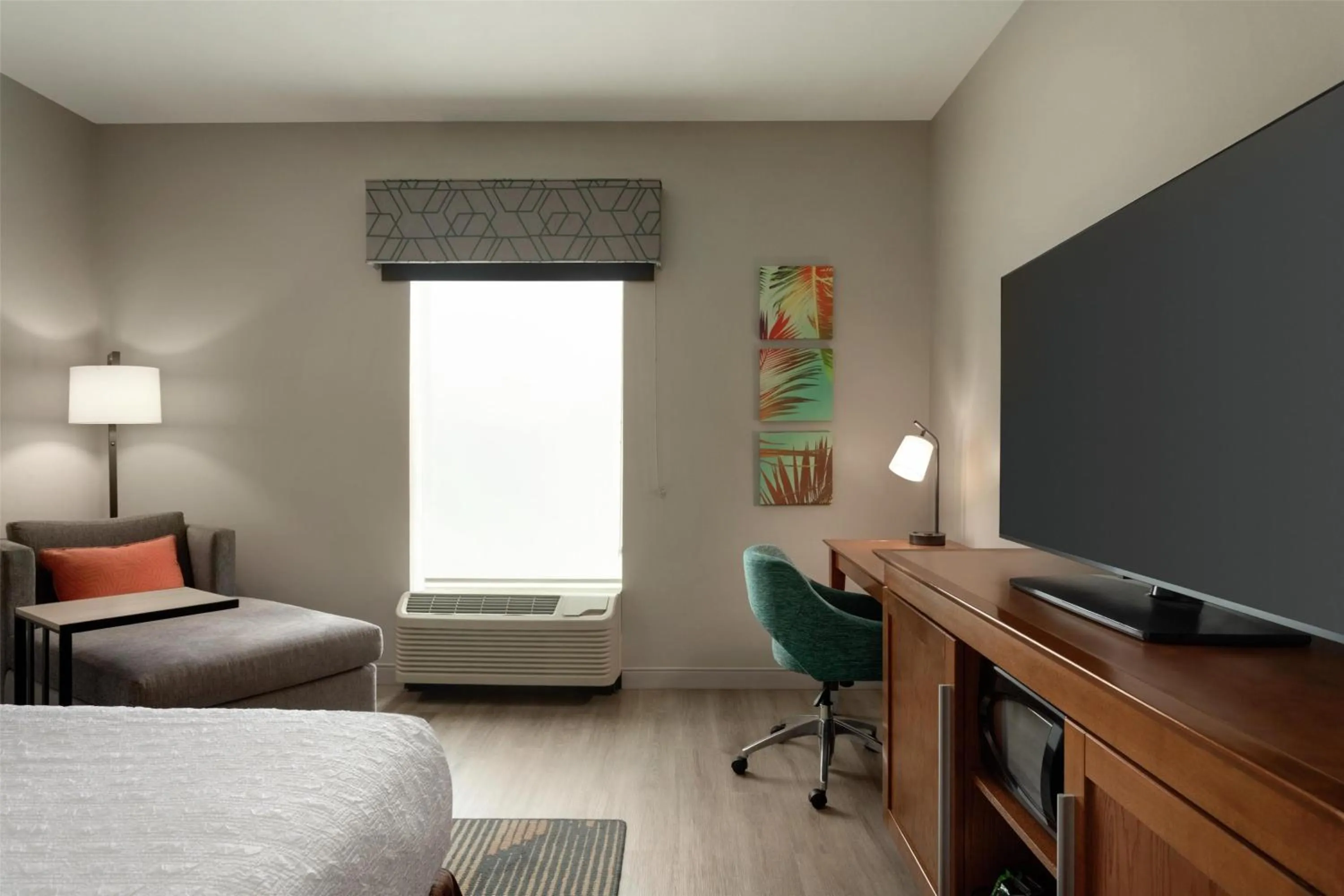 Bed in Hampton Inn & Suites by Hilton Tampa Busch Gardens Area