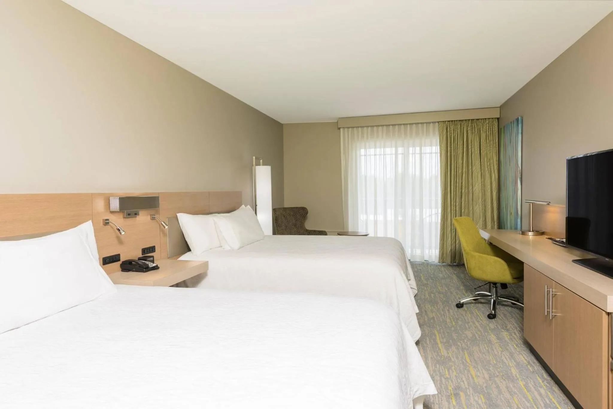 Bed in Hilton Garden Inn Grand Rapids East