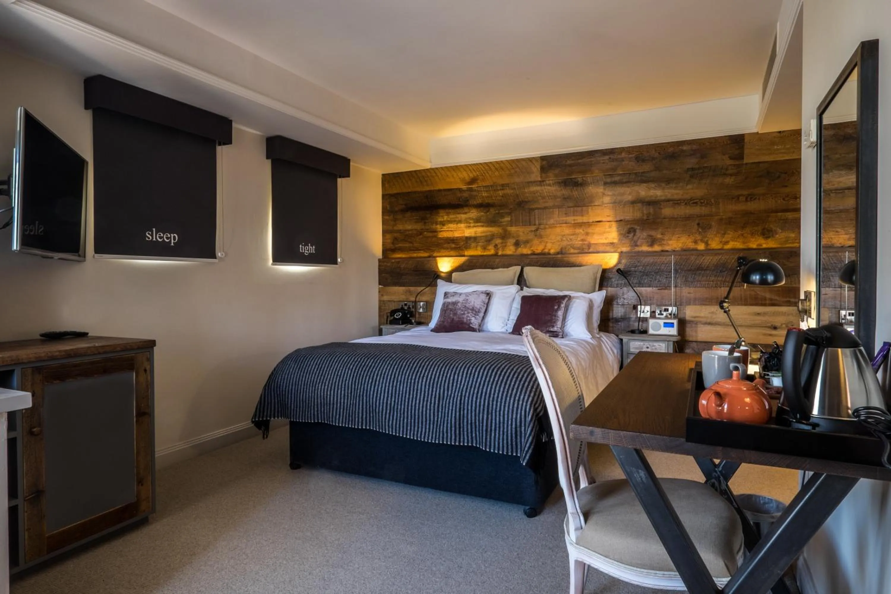 Bed in The Alexander Pope Hotel