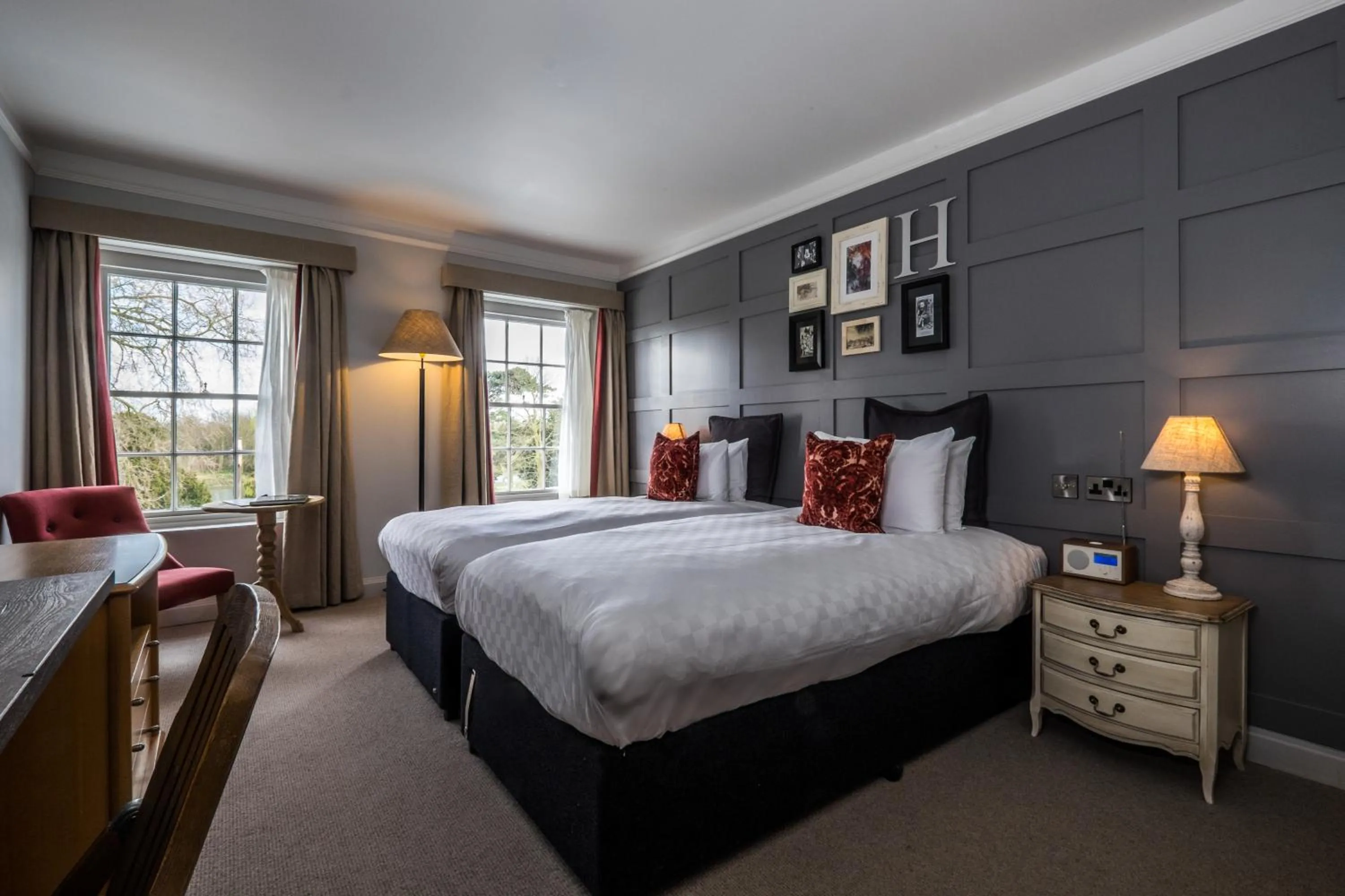 Photo of the whole room, Bed in The Alexander Pope Hotel