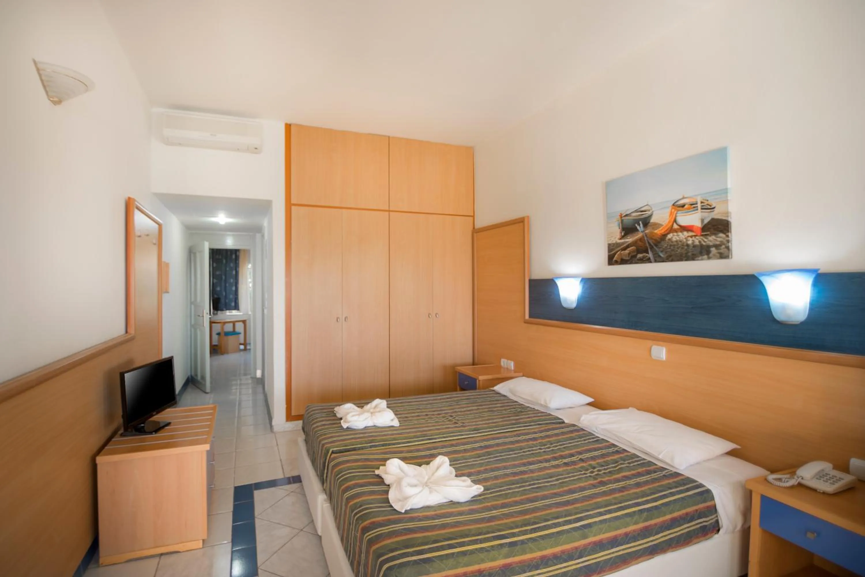 Bedroom, Bed in Eurovillage Achilleas Hotel