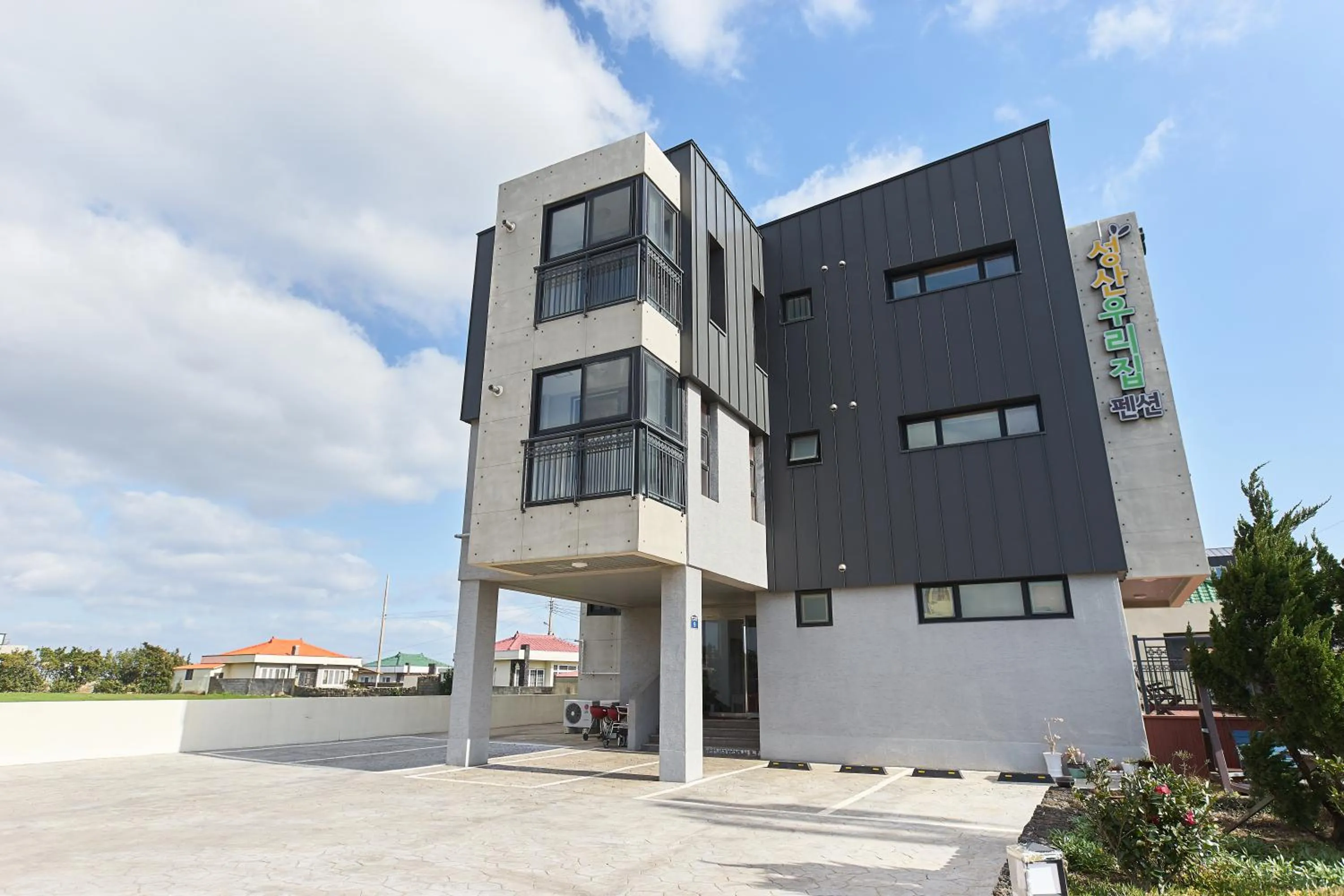 Facade/entrance in Sungsan Woori House Pension