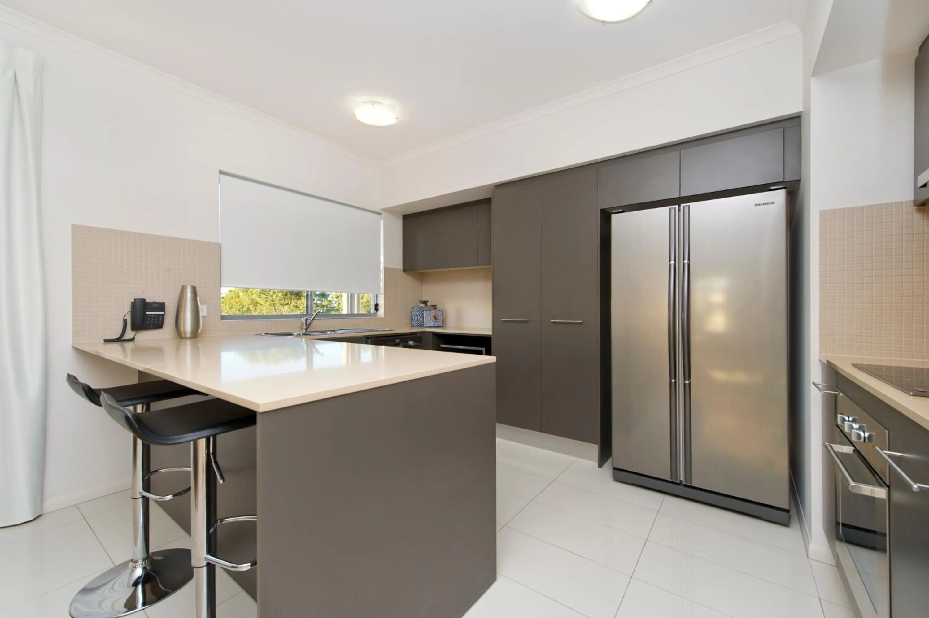 Kitchen or kitchenette in On the Bay Apartments