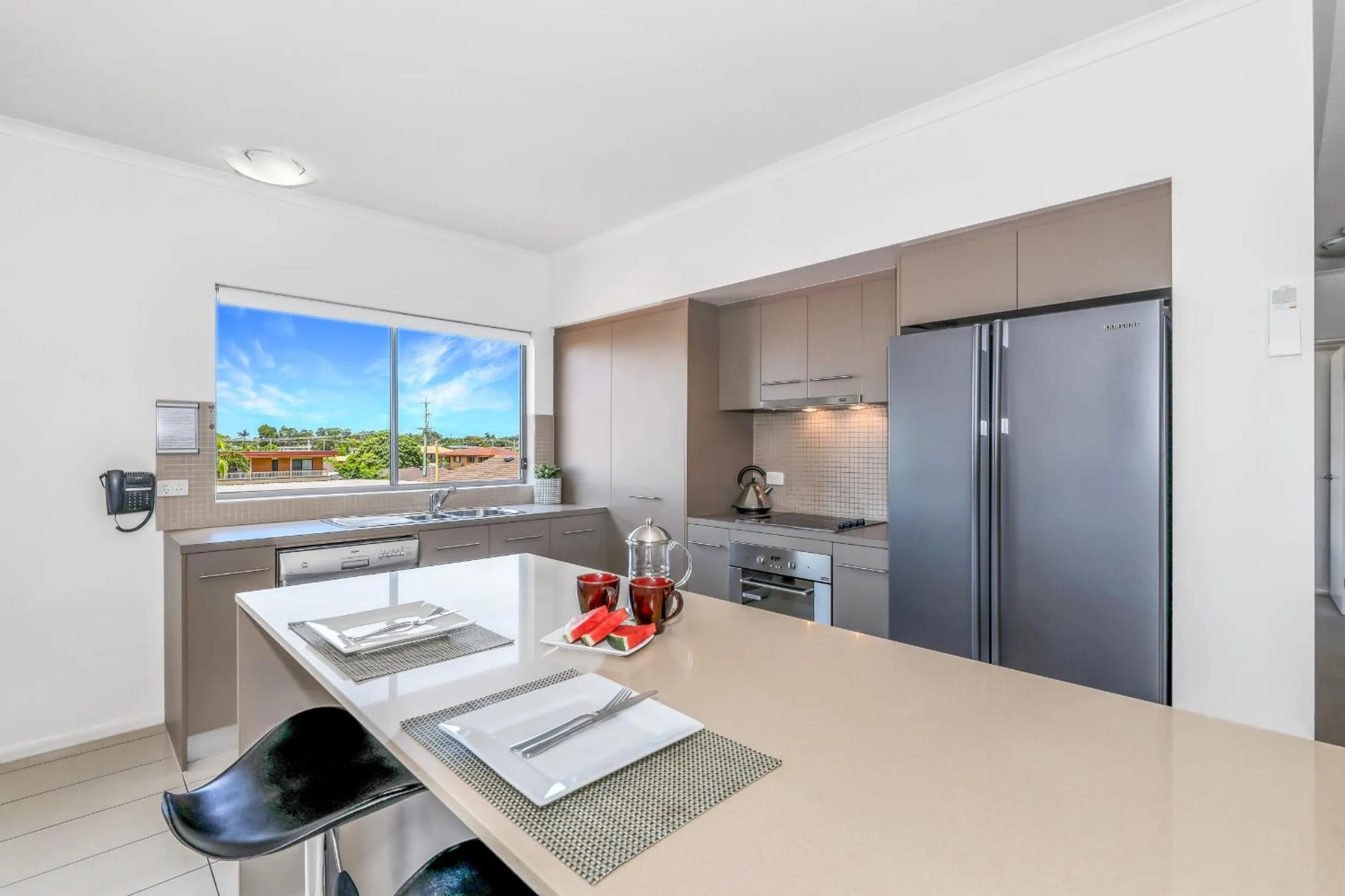 Kitchen or kitchenette in On the Bay Apartments