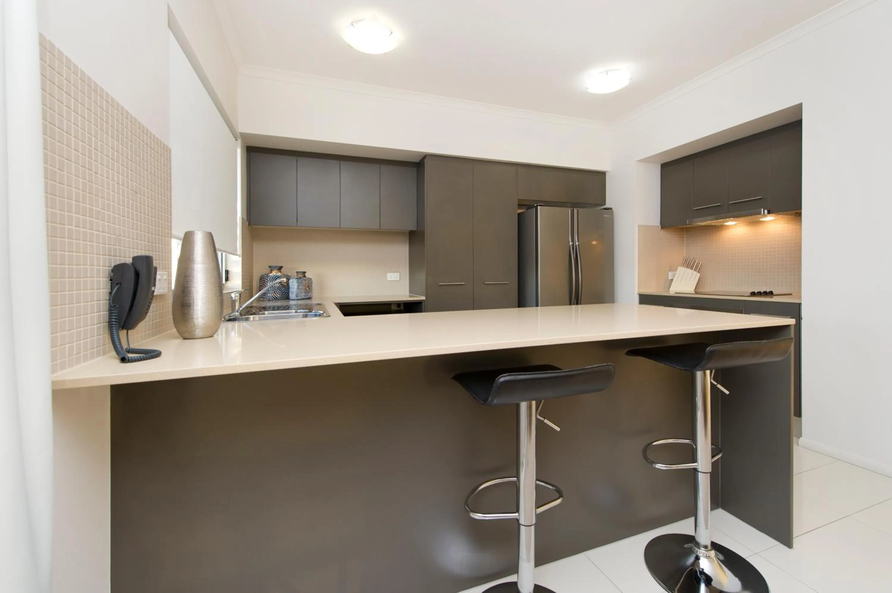 Kitchen or kitchenette in On the Bay Apartments