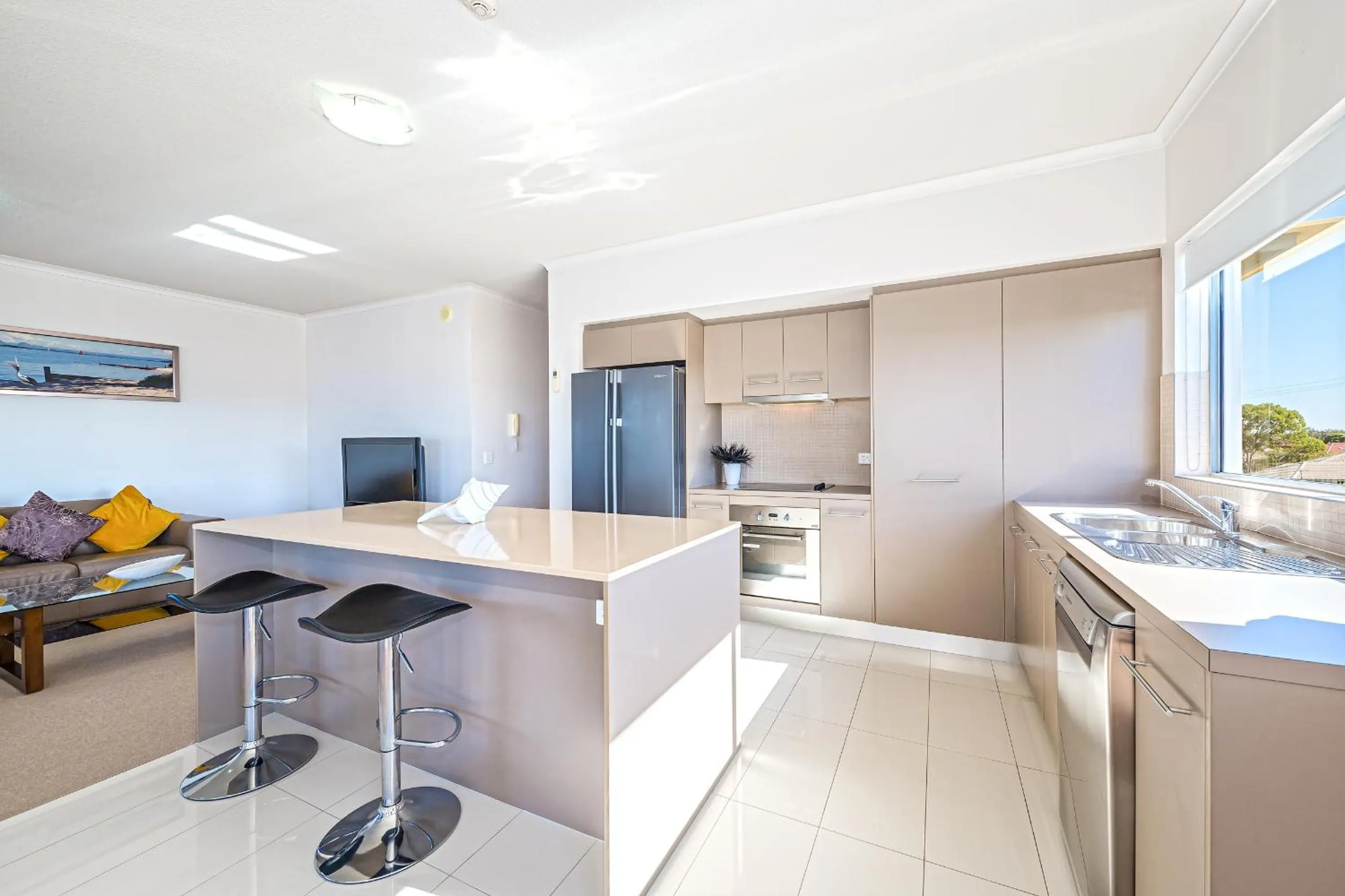 Kitchen or kitchenette in On the Bay Apartments