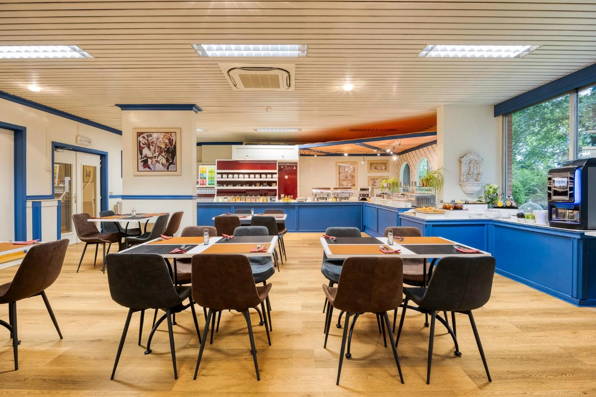 Restaurant/places to eat in First Euroflat Hotel