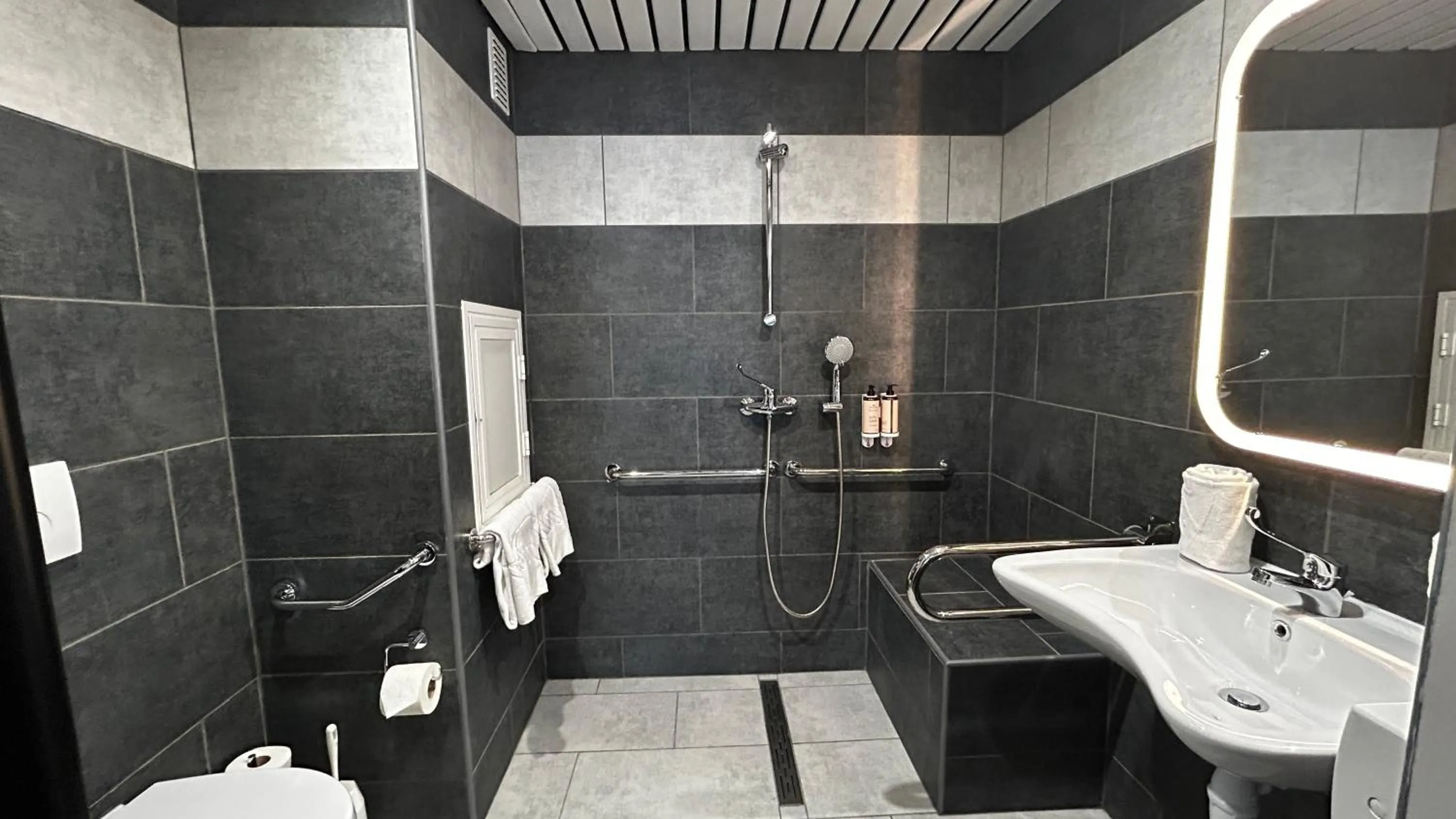 Bathroom in First Euroflat Hotel