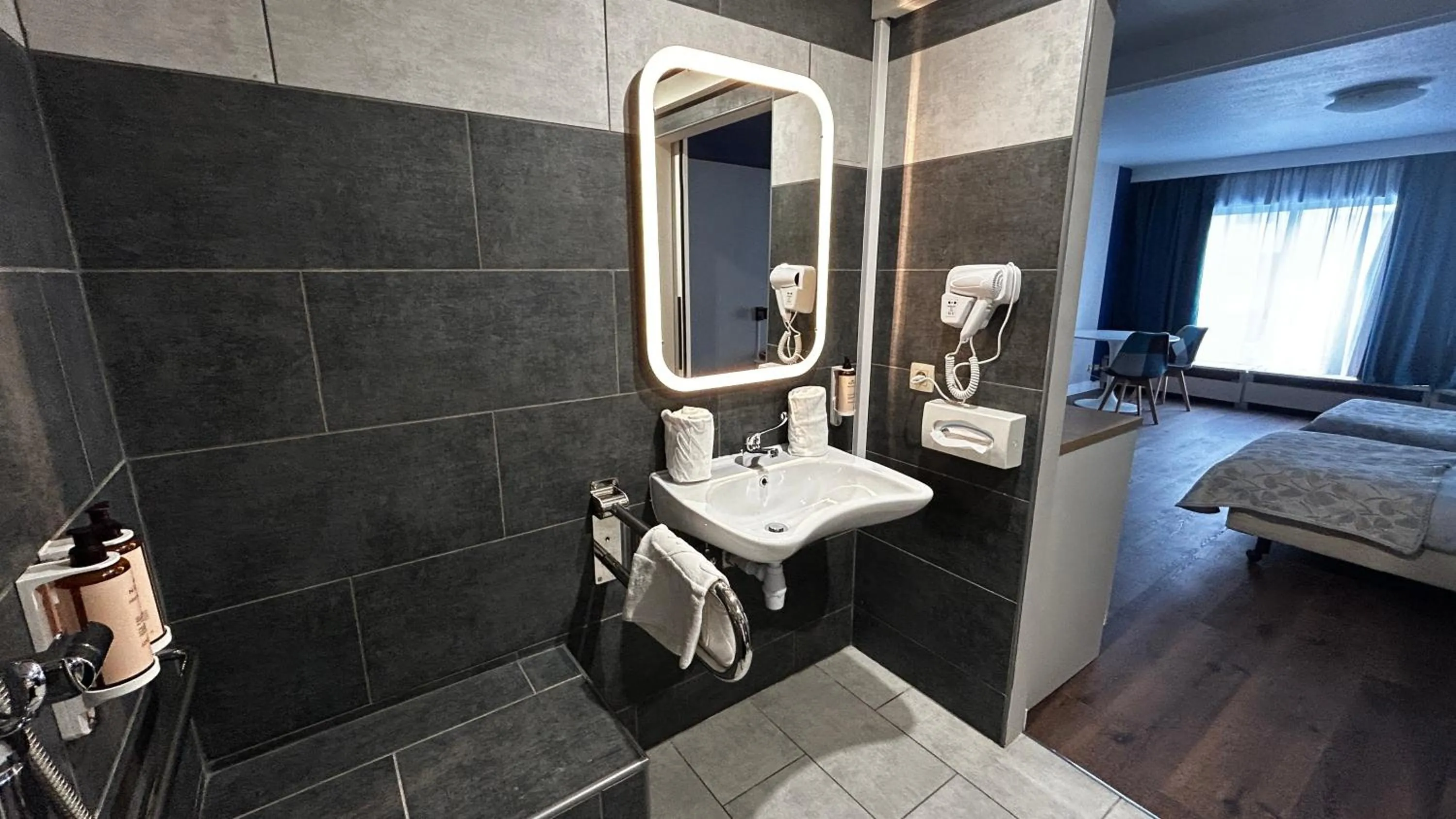 Bathroom in First Euroflat Hotel