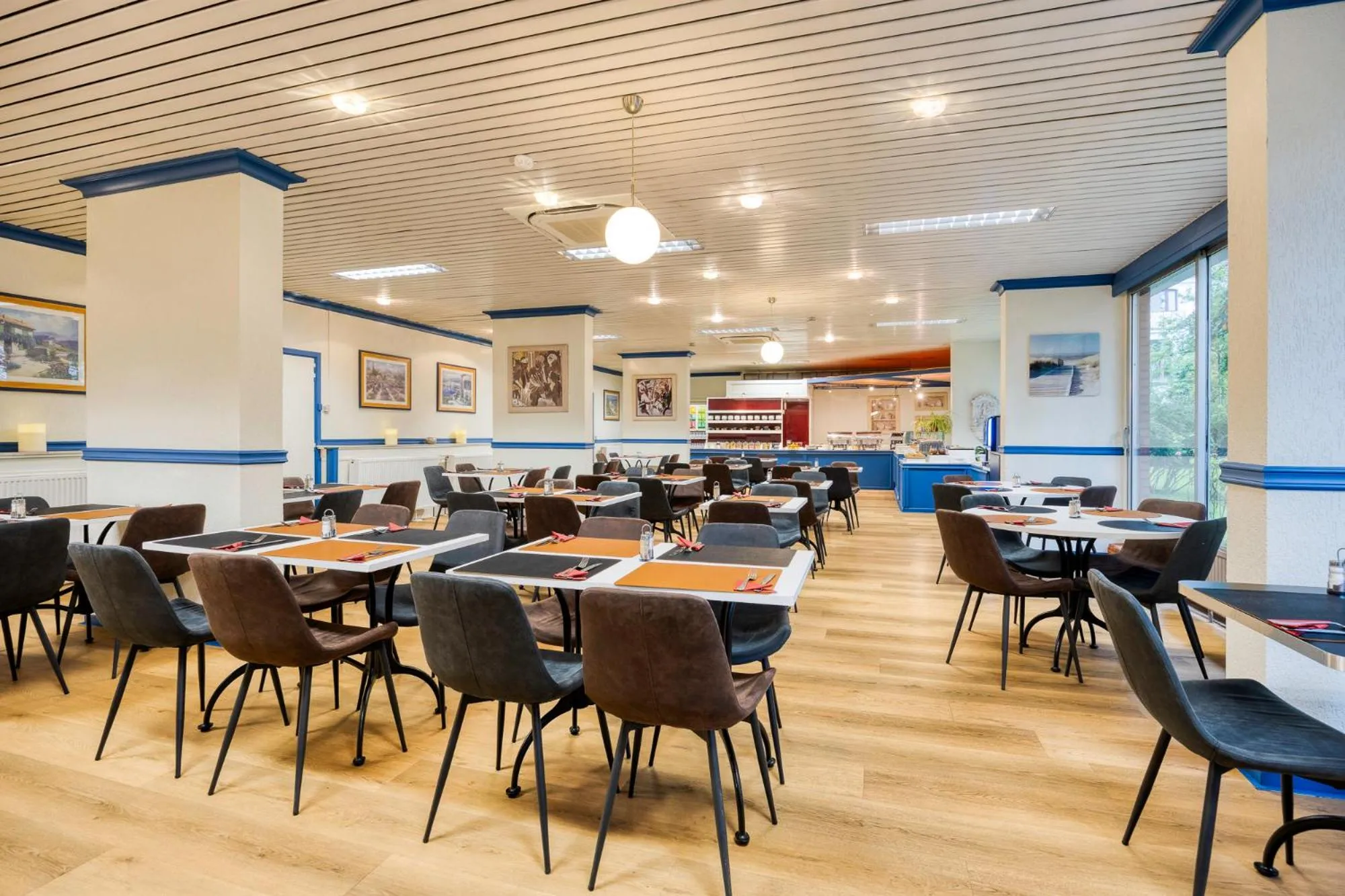 Restaurant/places to eat in First Euroflat Hotel