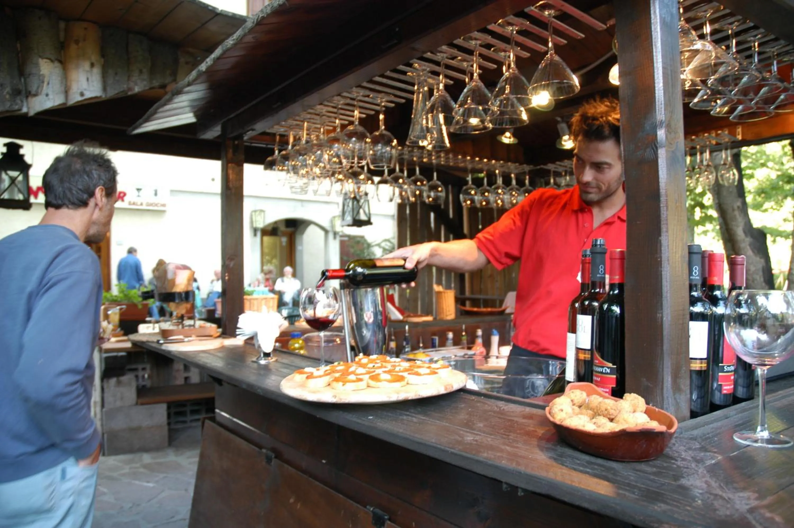 People in Albergo Sichi