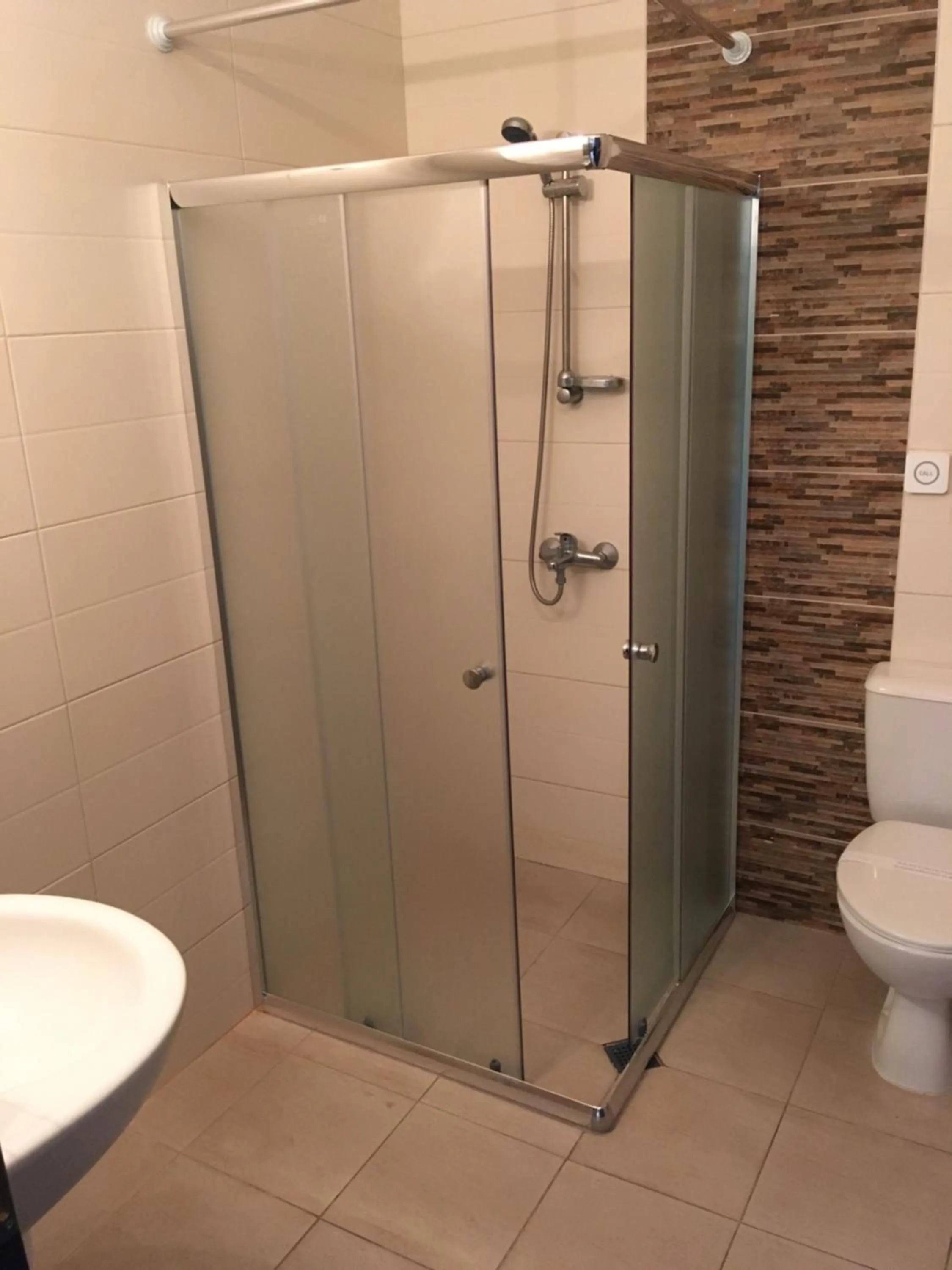 Shower in Hotel Ostrova