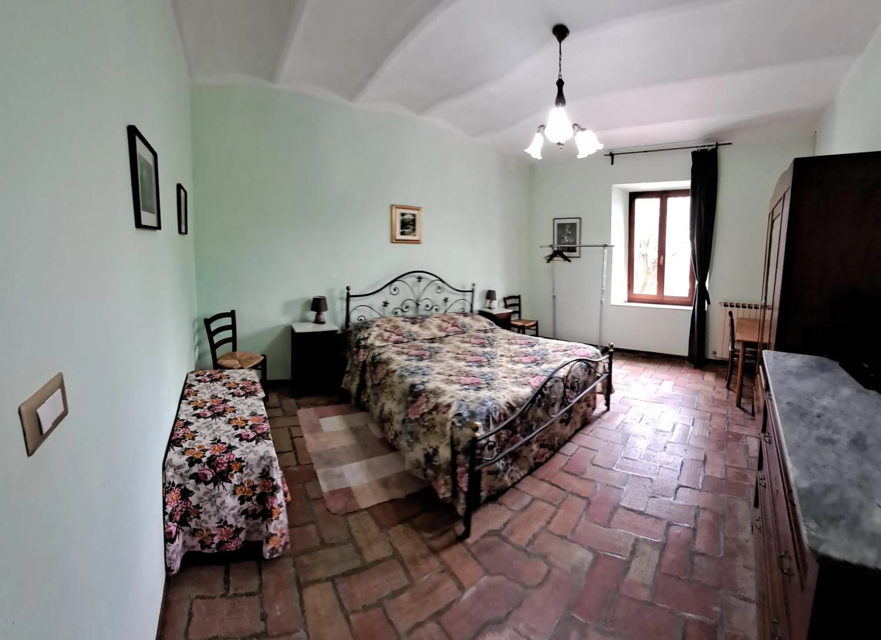 Photo of the whole room, Bed in San Lorenzo