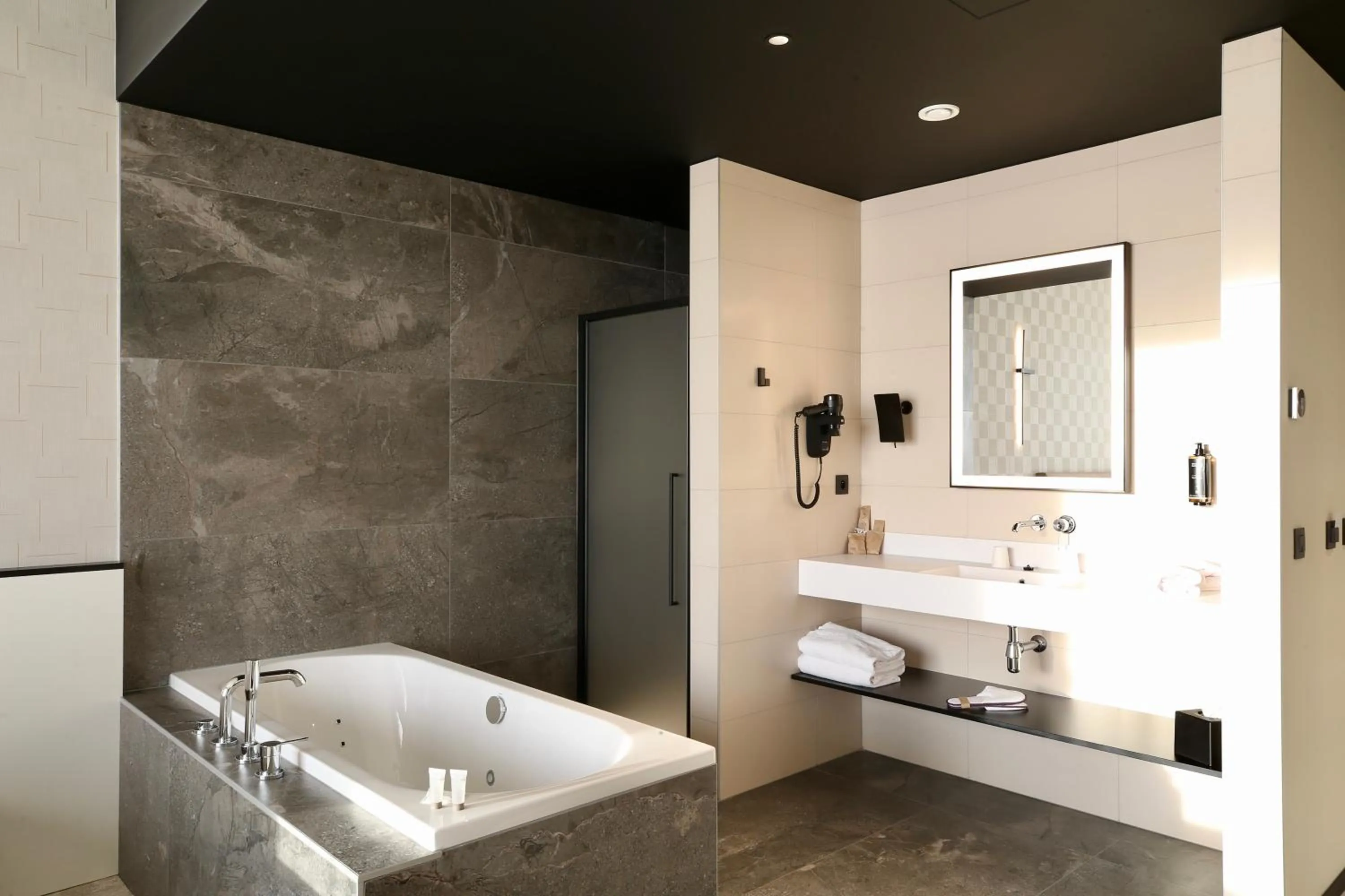 Bath in Mercure Namur Hotel