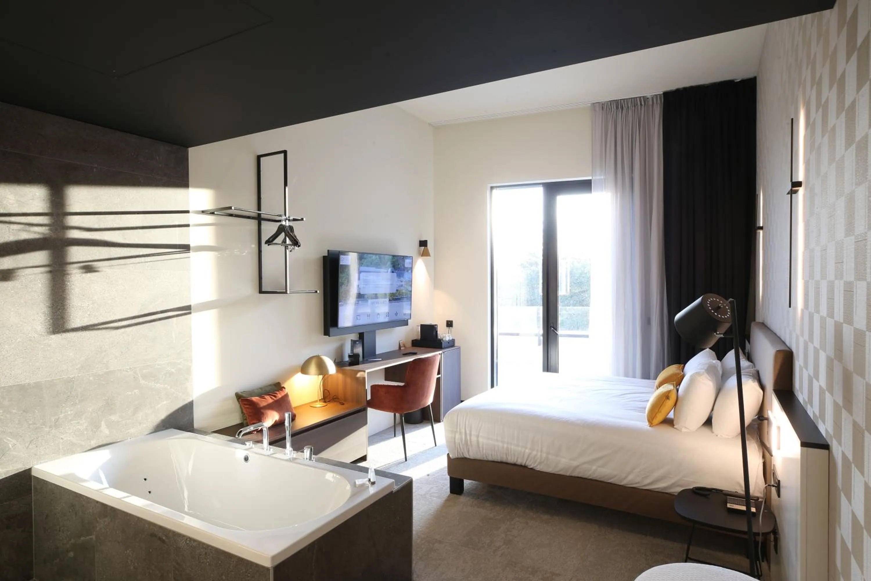 Bedroom, Bed in Mercure Namur Hotel