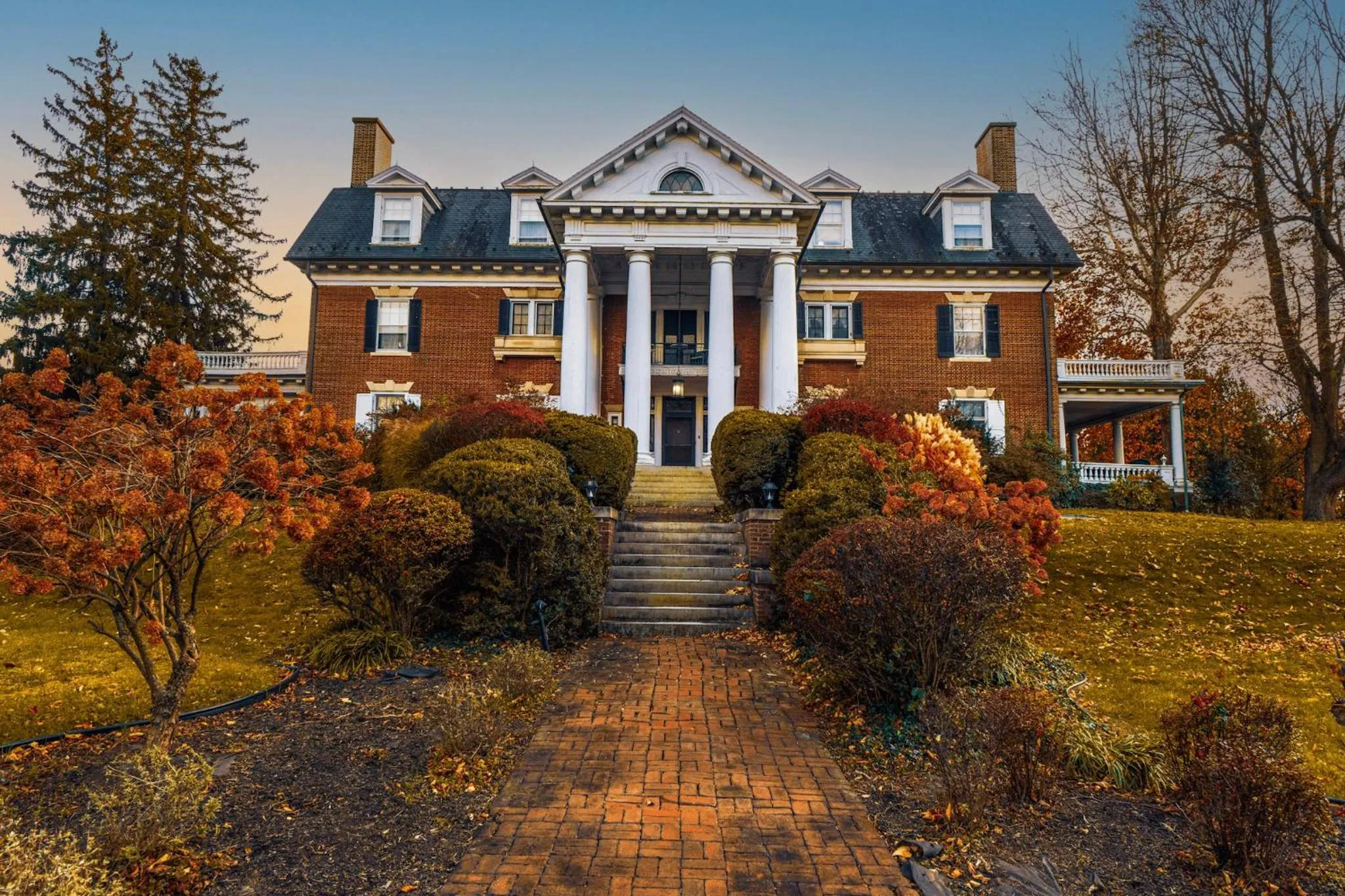 Facade/entrance in Mercersburg Inn