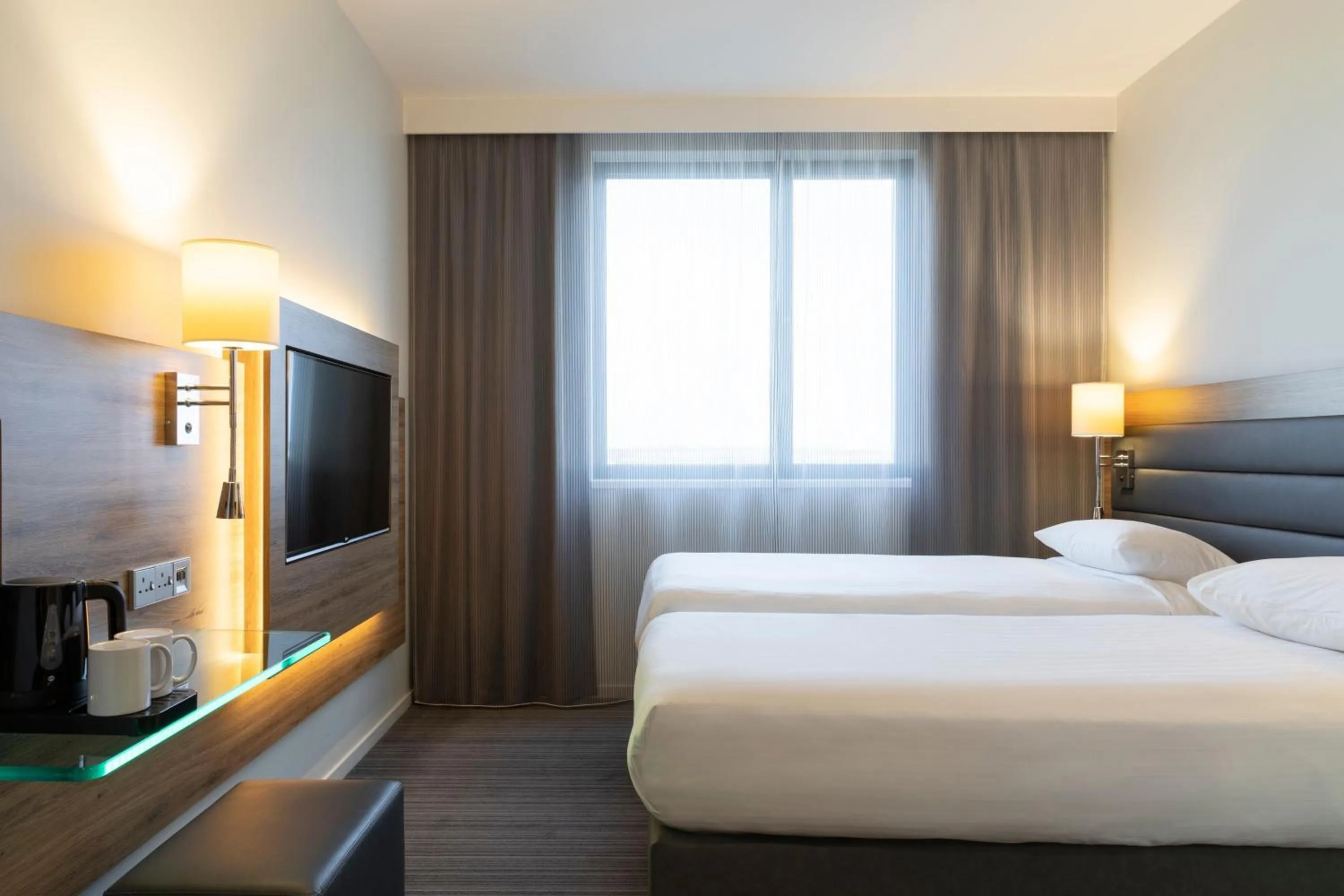 Bedroom, Bed in Moxy Aberdeen Airport