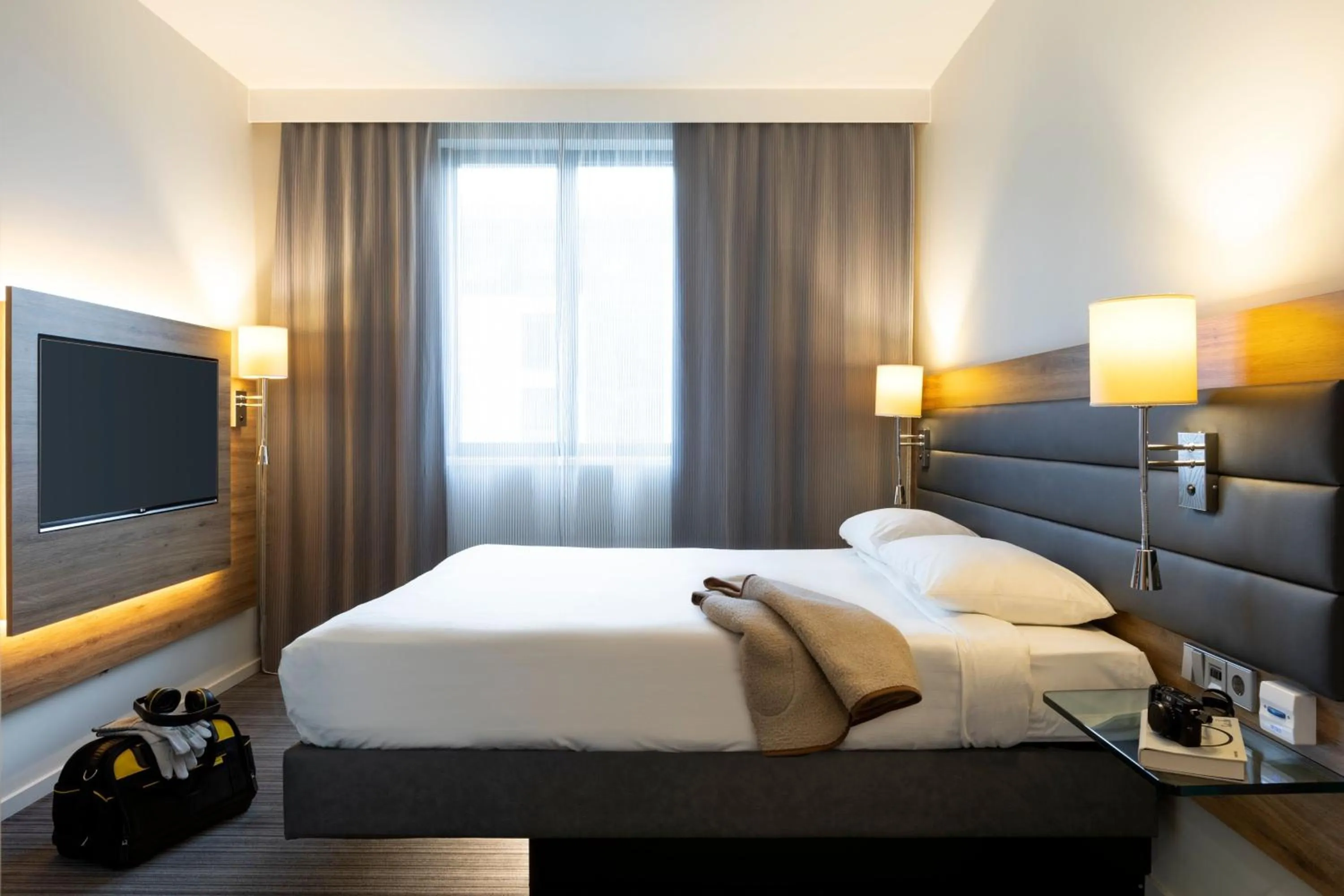 Bedroom, Bed in Moxy Aberdeen Airport