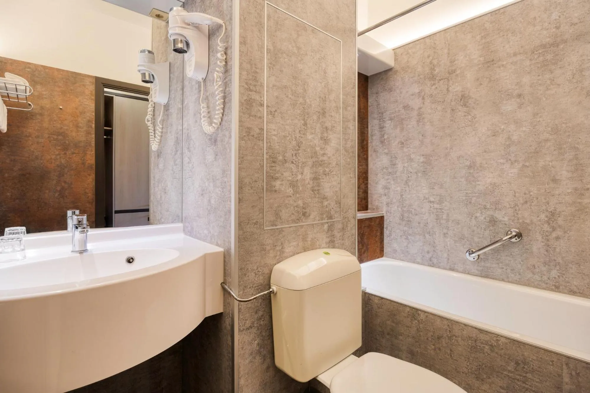 Bathroom in B&B HOTEL Mons Centre