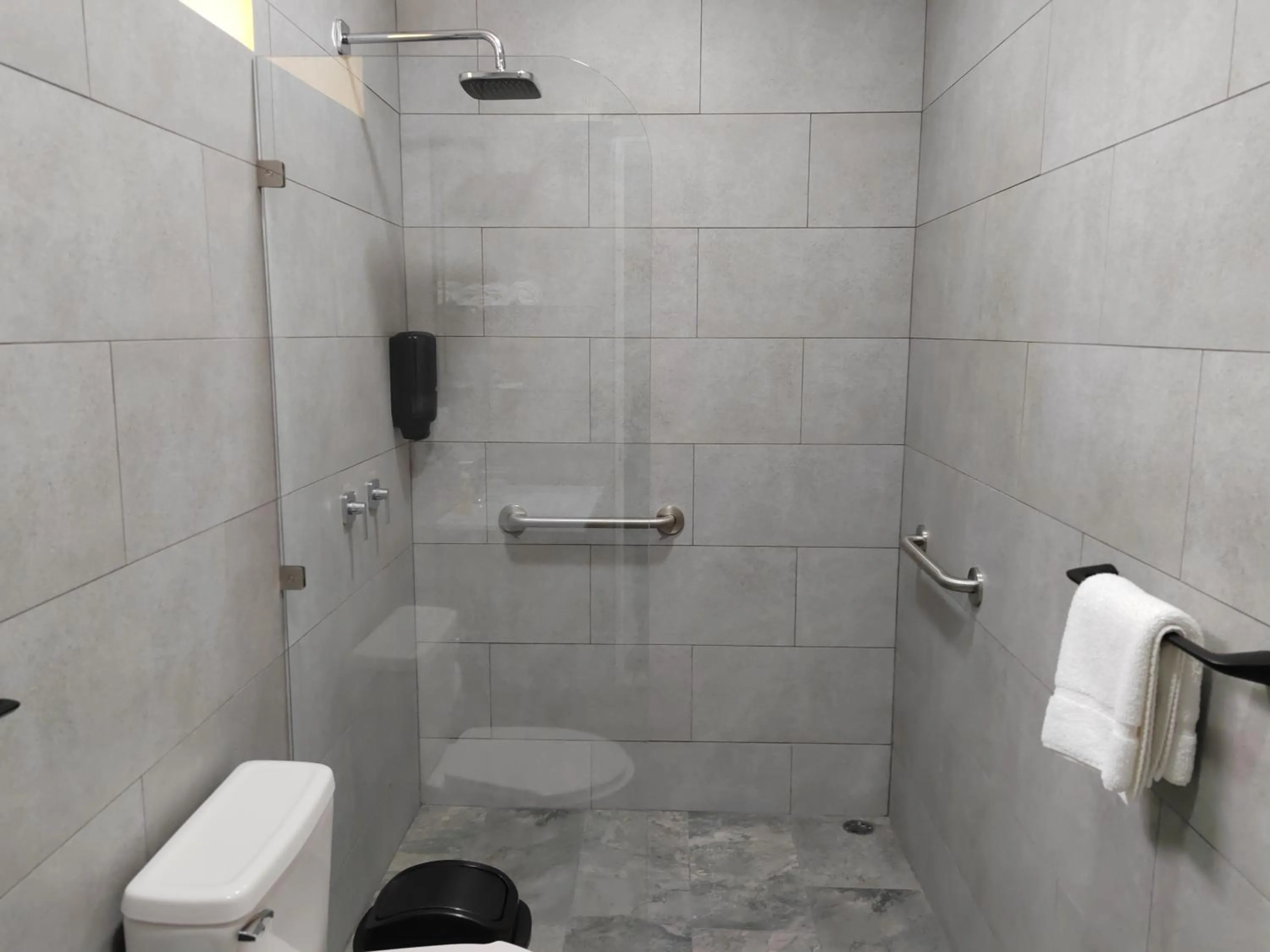 Shower in Hotel Bamboo Aeropuerto