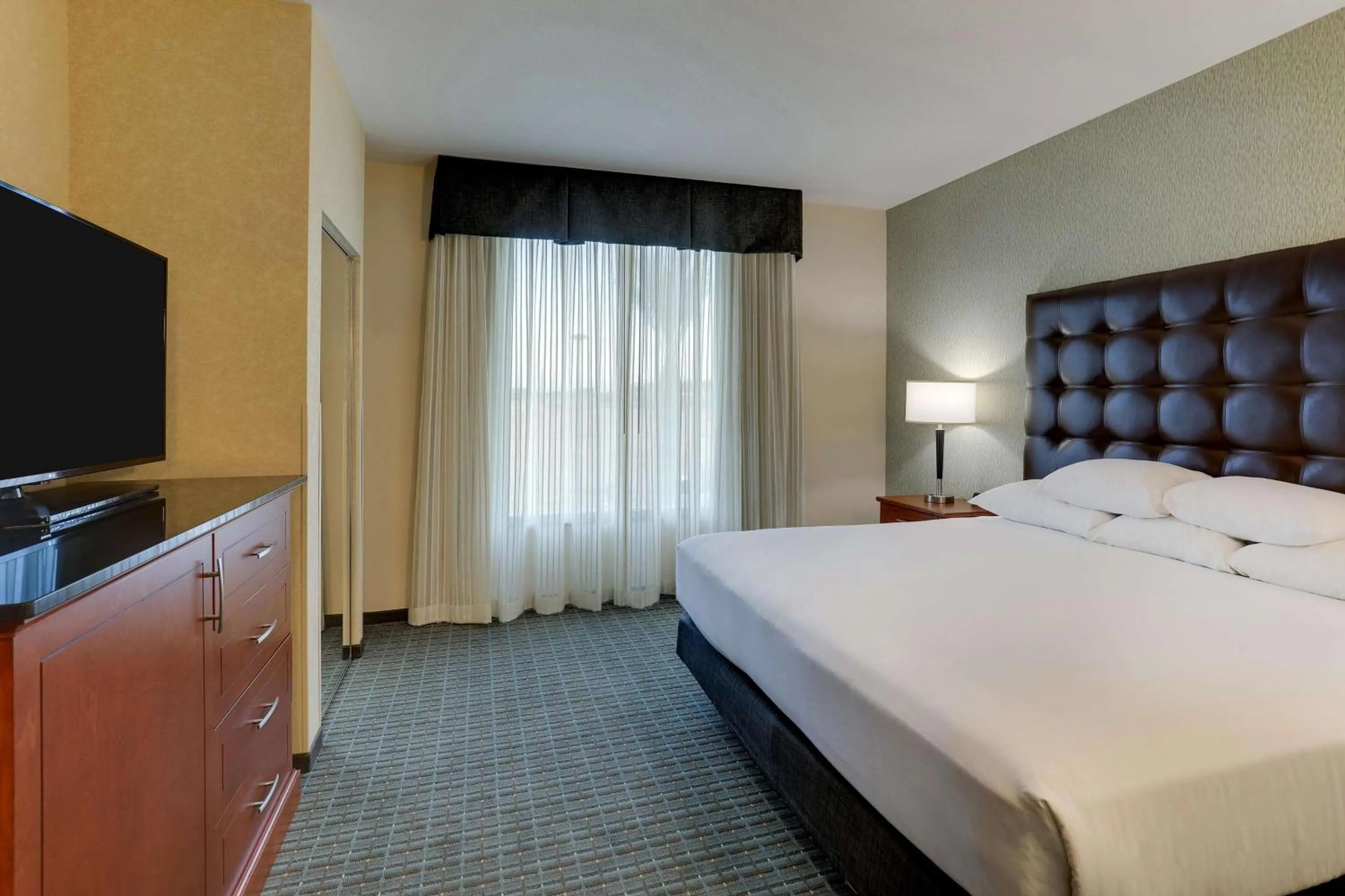 Bedroom, Bed in Drury Inn & Suites Phoenix Chandler Fashion Center