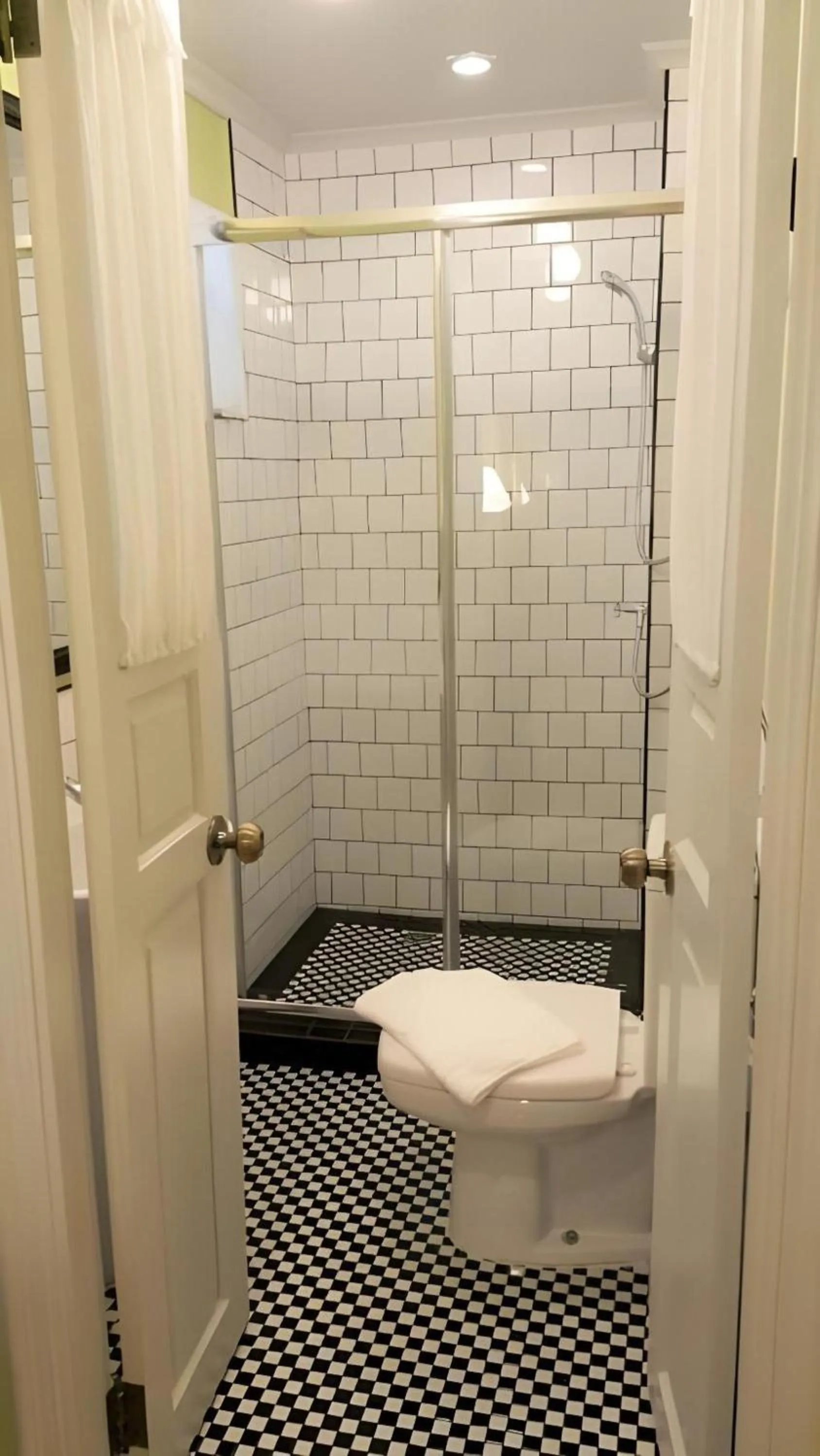 Bathroom in OYO 899 Villa De Hun