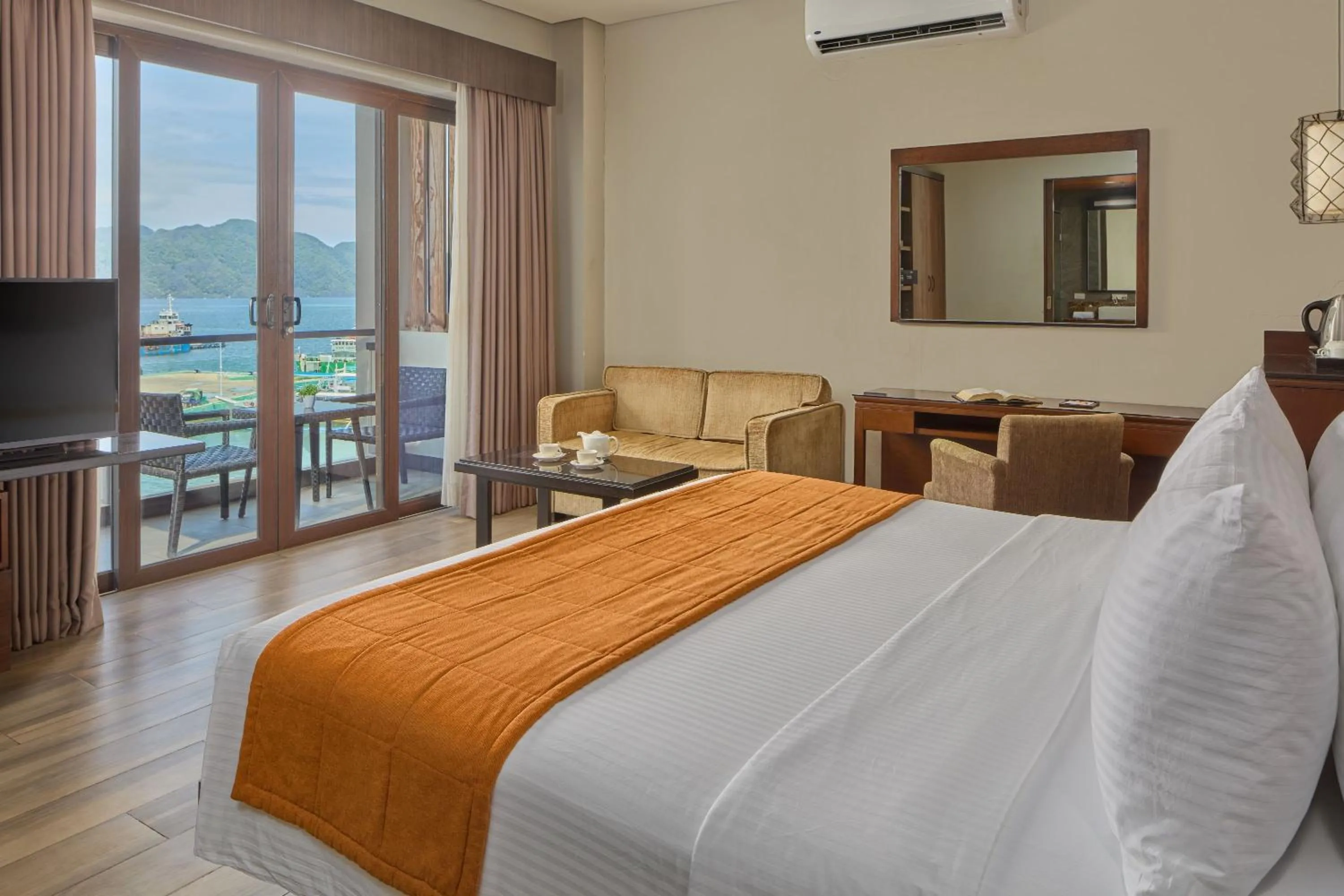 Bed in Two Seasons Coron Bayside Hotel