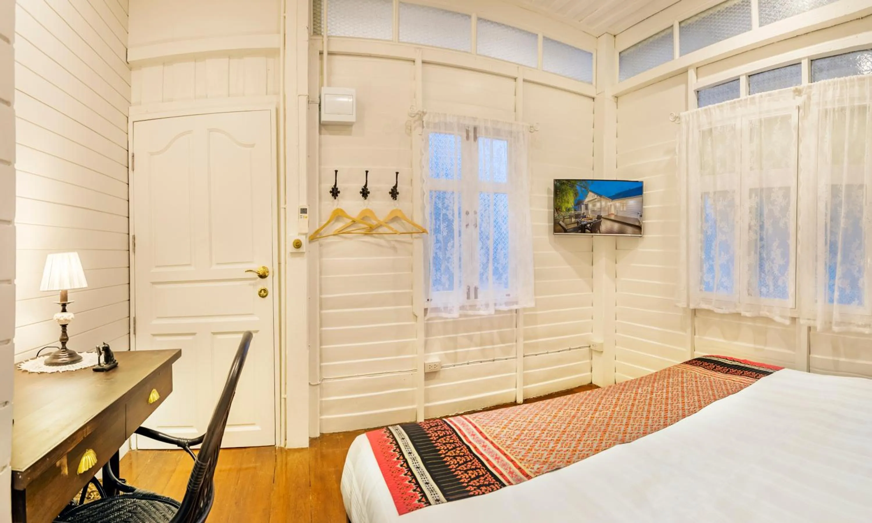 Photo of the whole room, Bed in Baankachitpan Bangkok Hotel