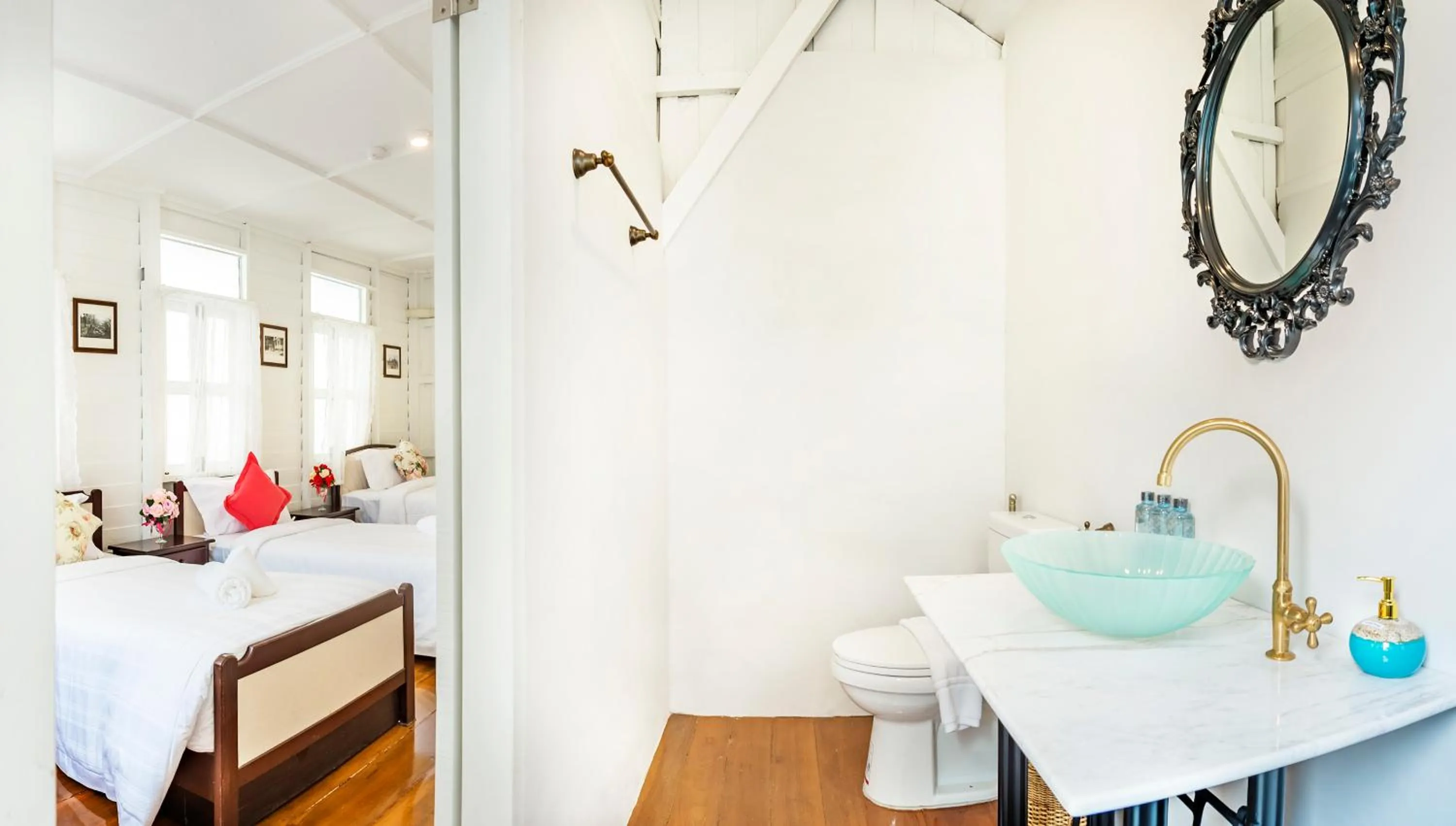 Photo of the whole room, Bed in Baankachitpan Bangkok Hotel