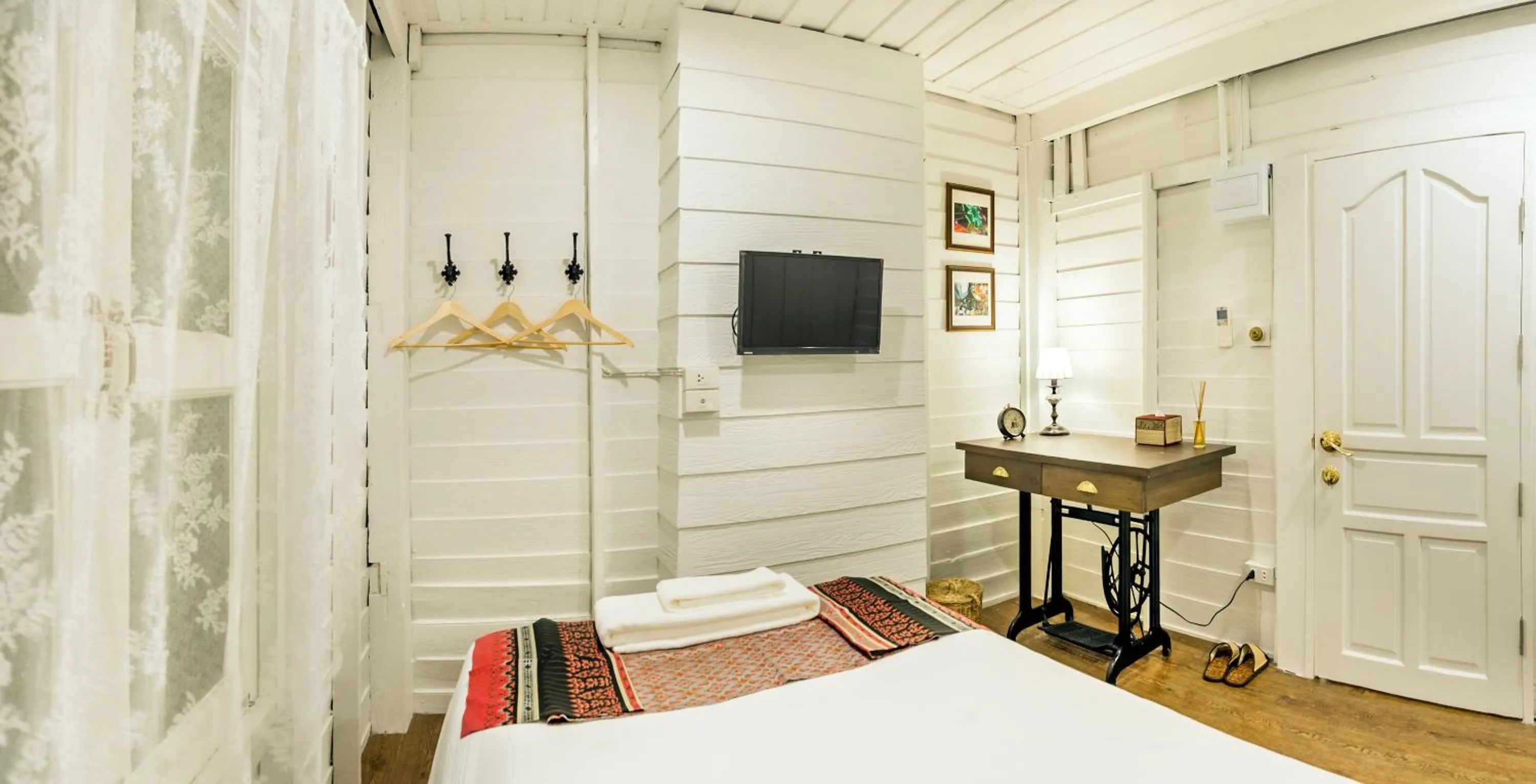 Photo of the whole room, Bed in Baankachitpan Bangkok Hotel