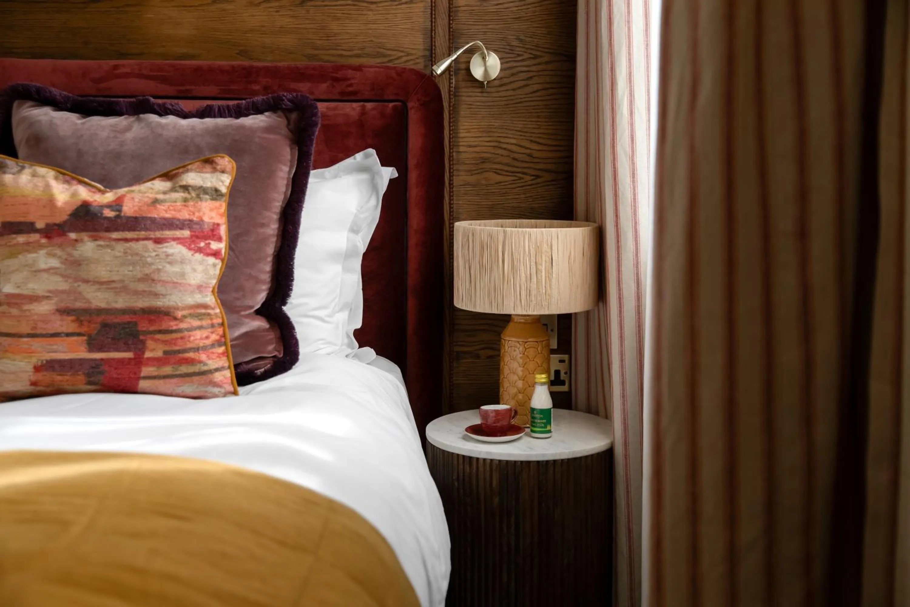 Bedroom, Bed in Red Lion Hotel