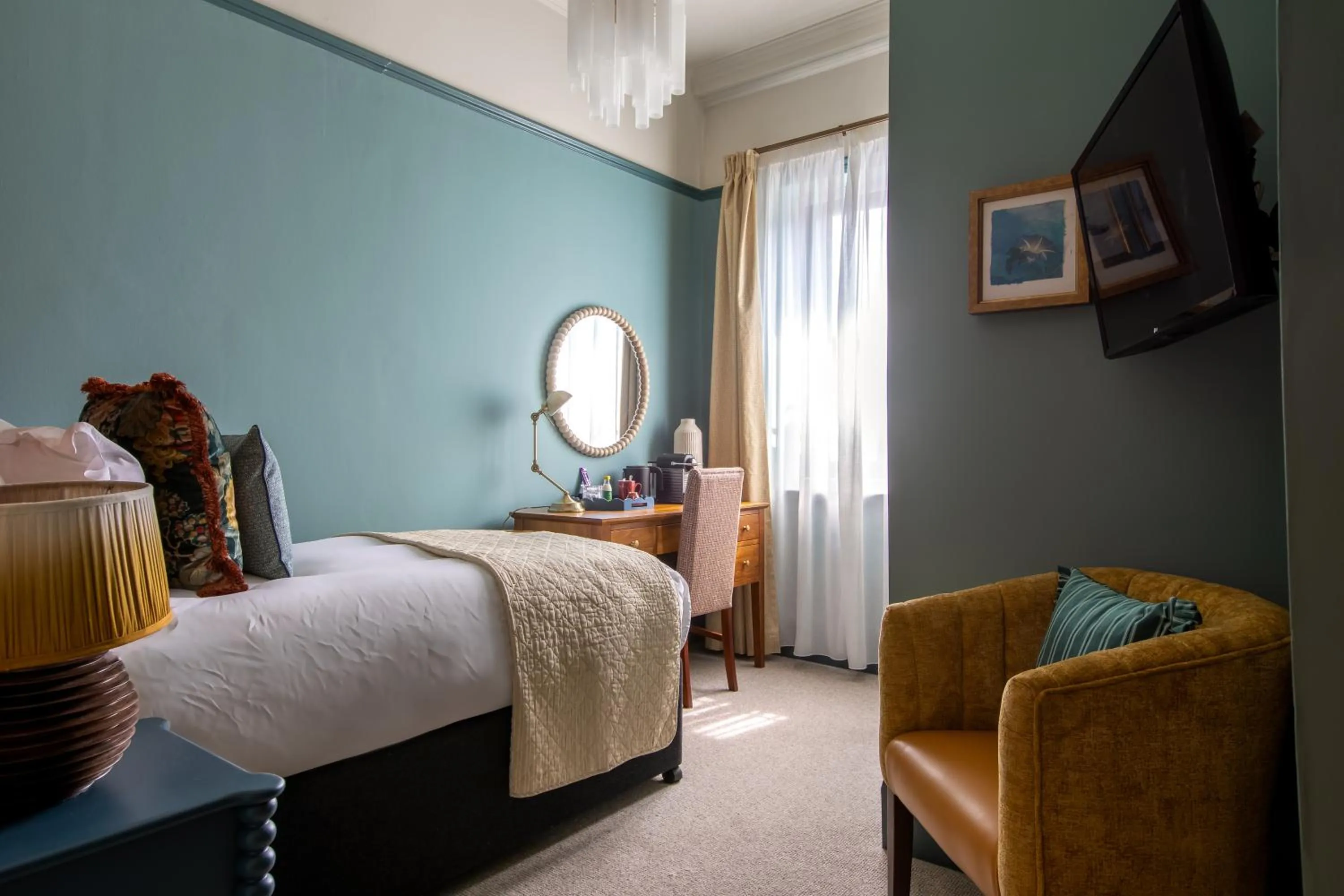 Bedroom, Bed in Red Lion Hotel