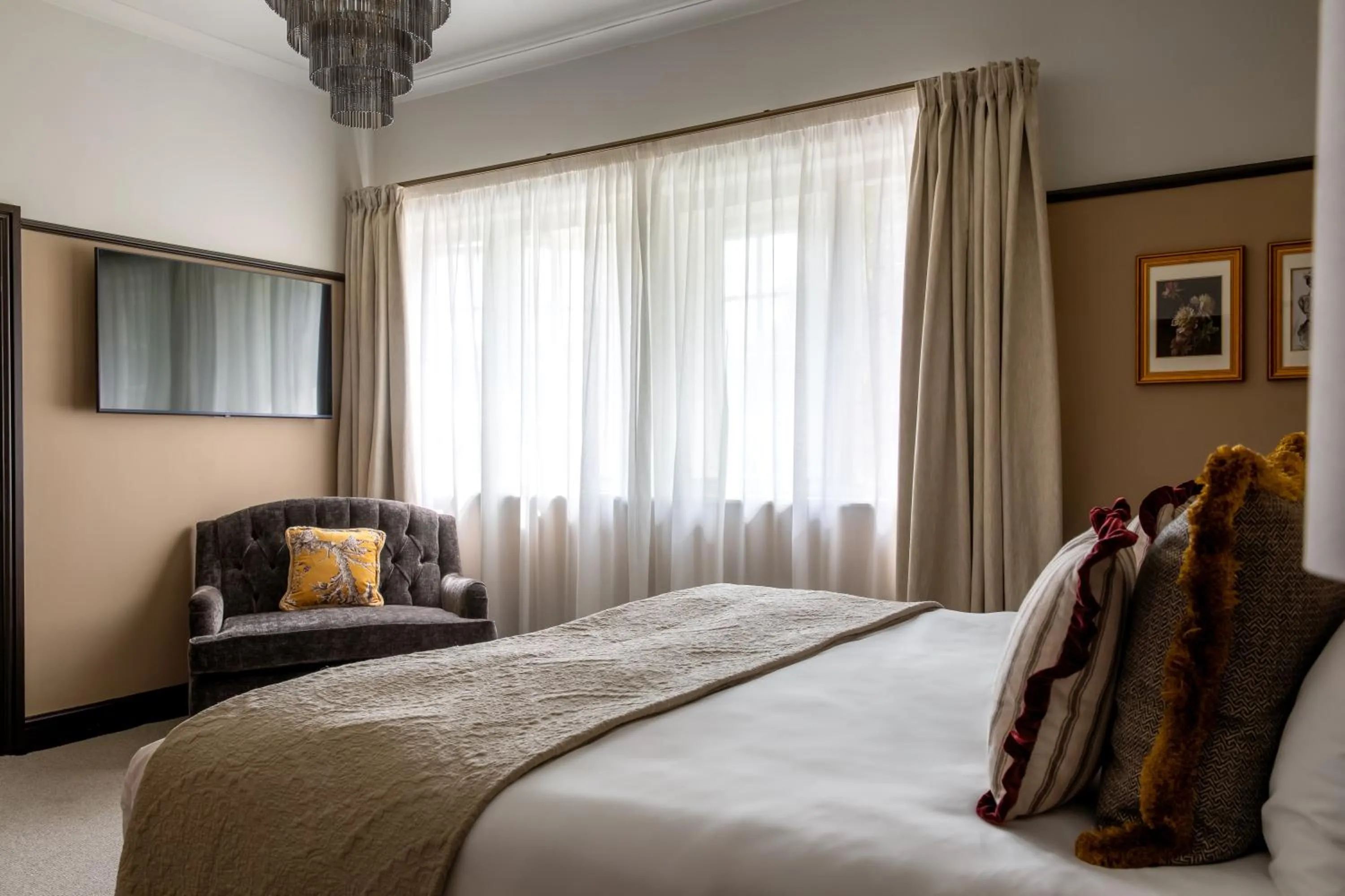 Bedroom, Bed in Red Lion Hotel