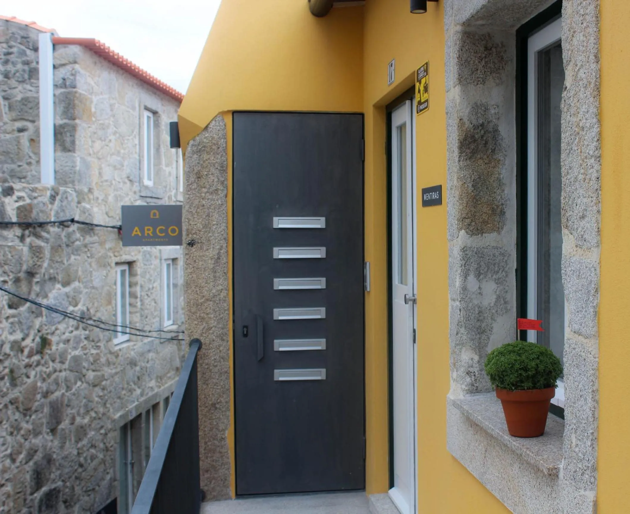 Facade/entrance in Arco Apartments