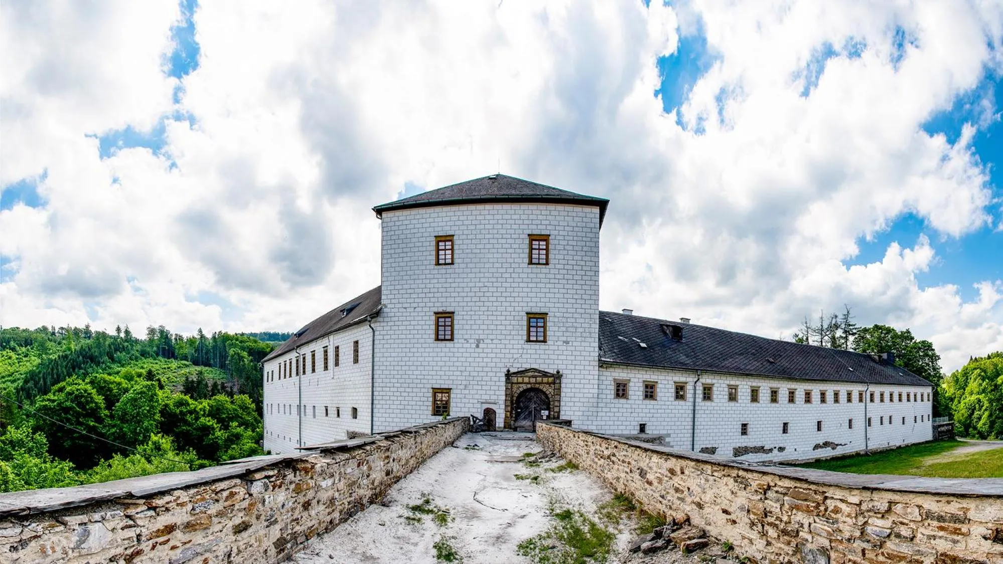 Facade/entrance in zámek Kolštejn - hotel Chateau Goldenstein
