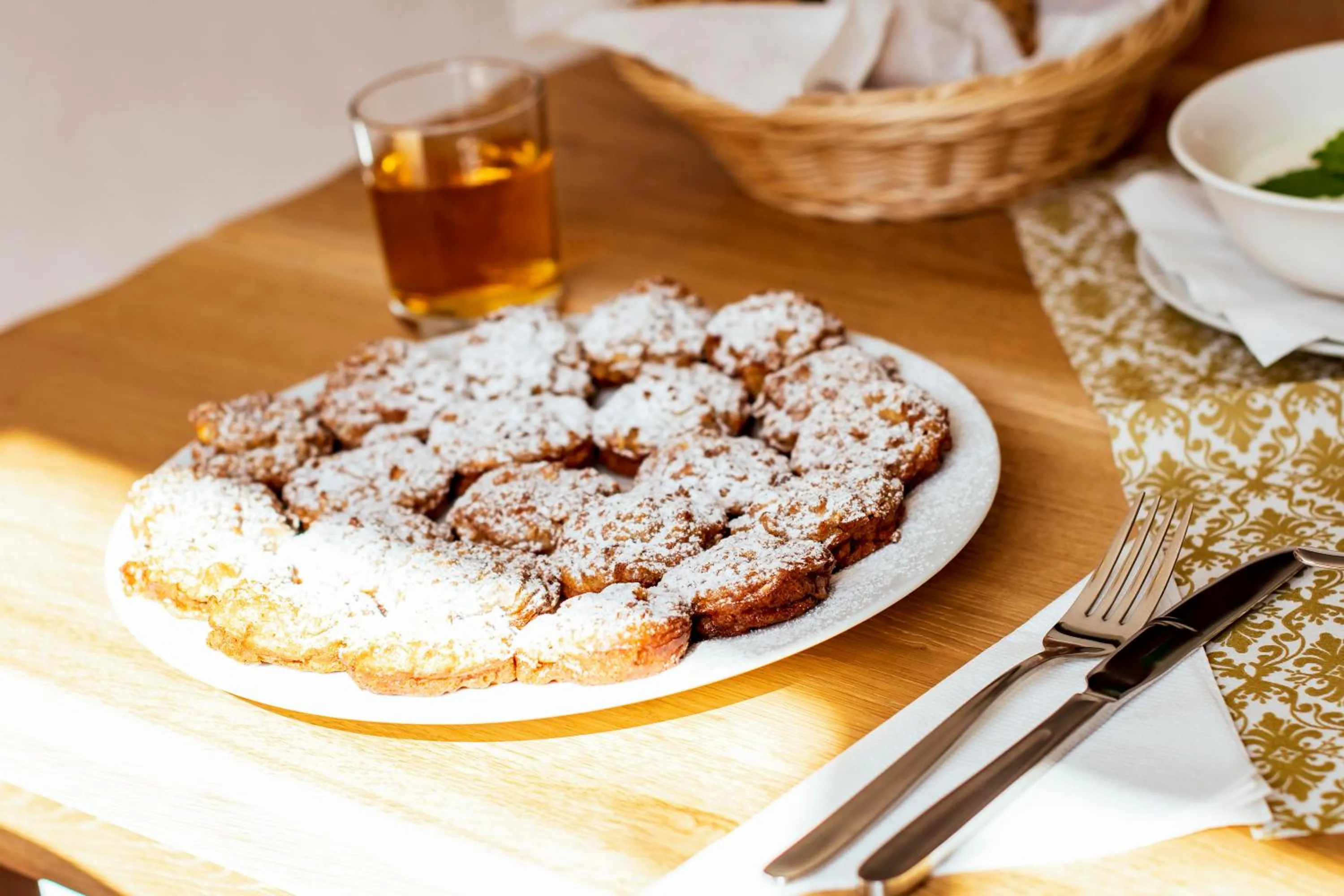 Continental breakfast in zámek Kolštejn - hotel Chateau Goldenstein