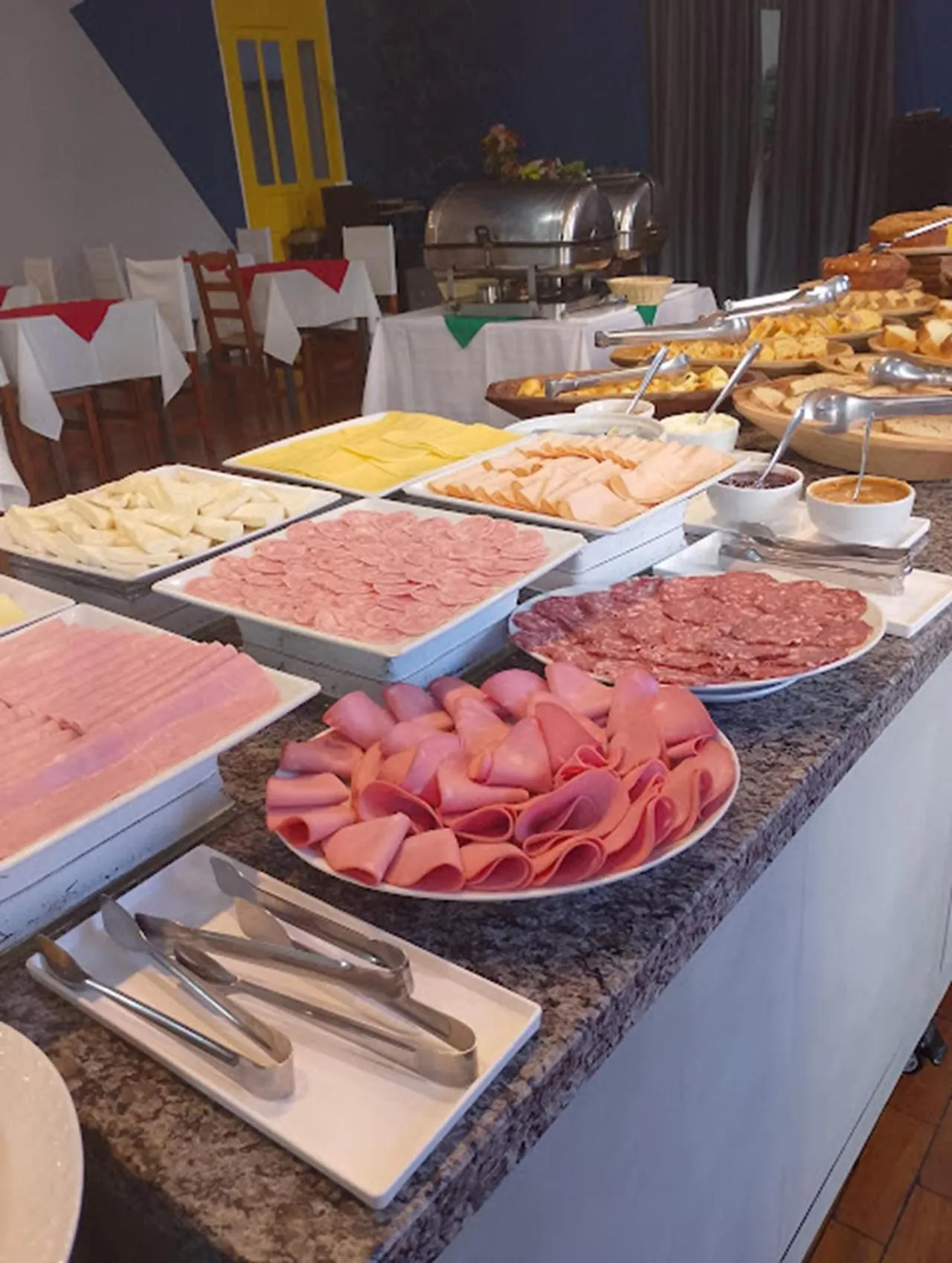 Breakfast in MOVA Hotel D'oeste - Localizado em frente a Praça Principal da Cidade, na área Central - Pé na Praça