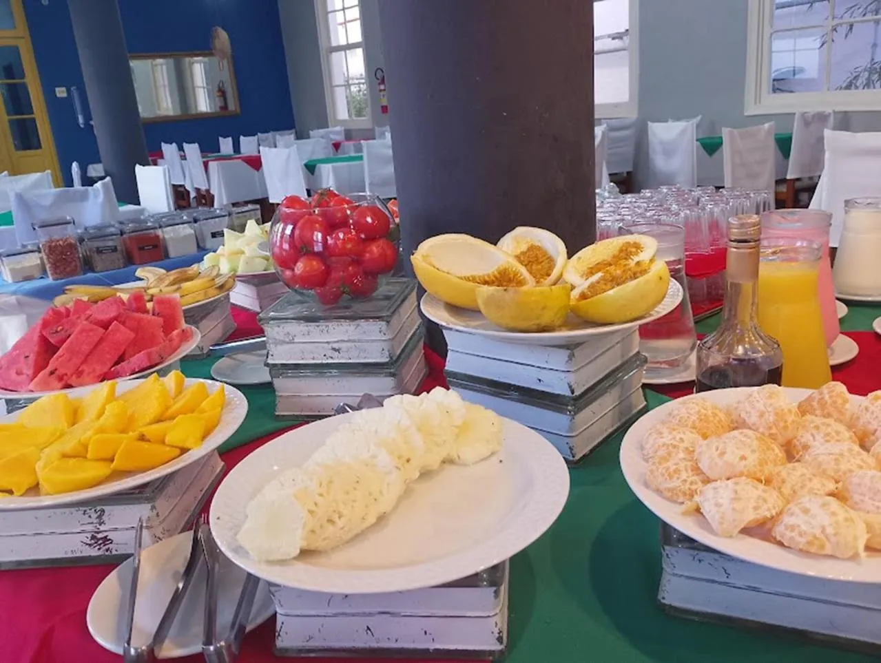 Breakfast in MOVA Hotel D'oeste - Localizado em frente a Praça Principal da Cidade, na área Central - Pé na Praça