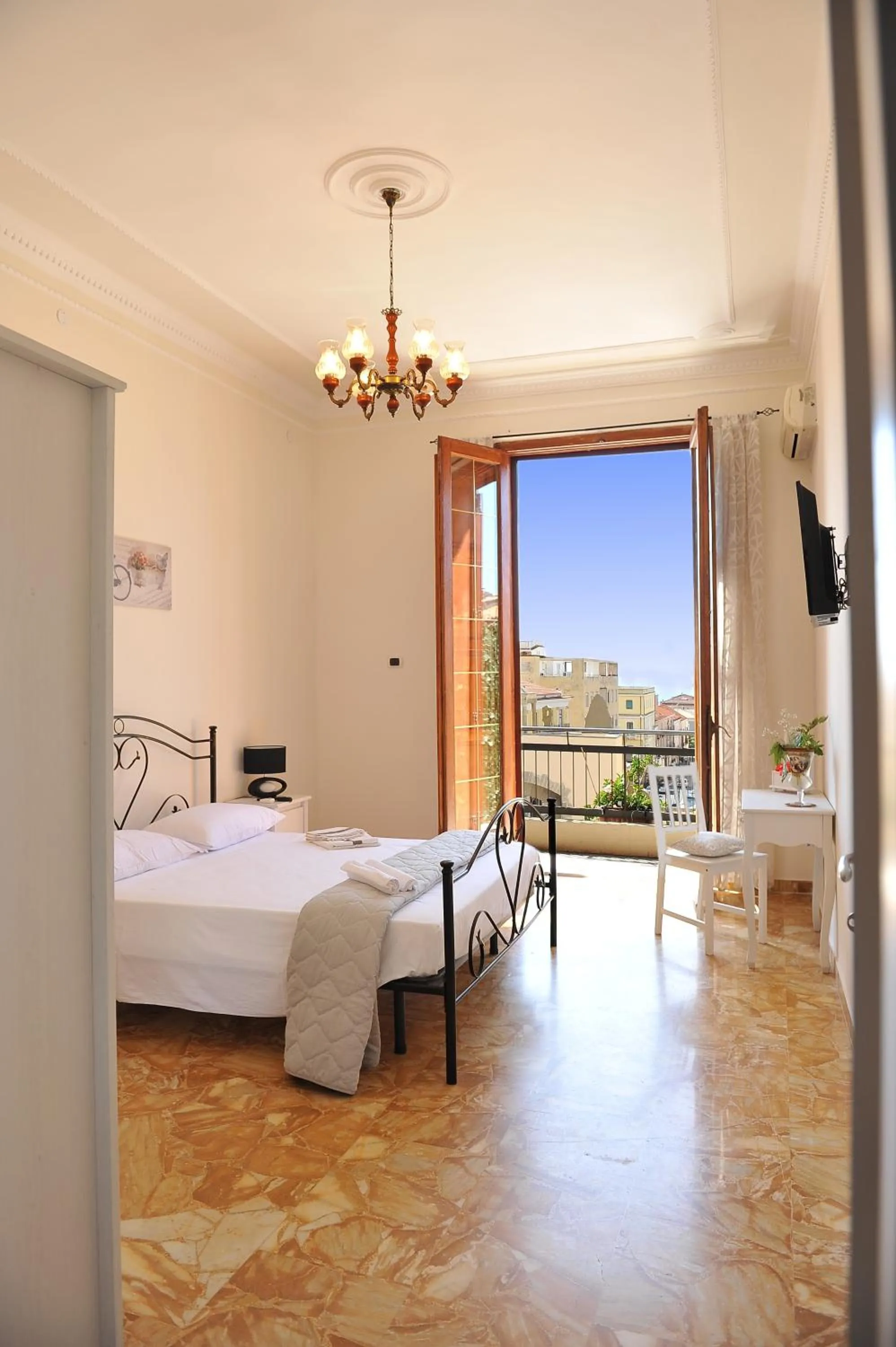 Photo of the whole room, Bed in B&B Rosy