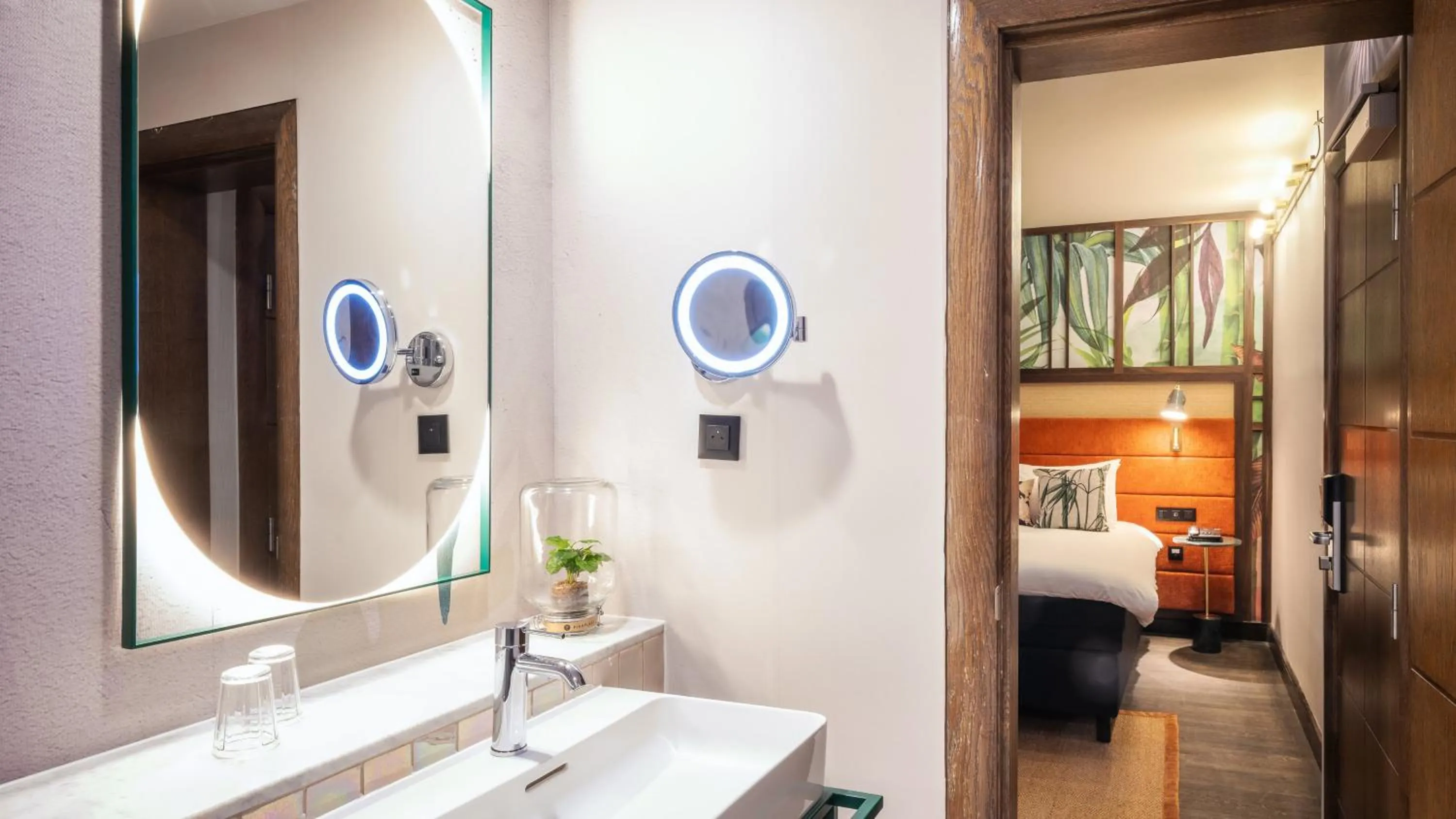 Bathroom, Bed in Hotel Indigo Brussels - City by IHG