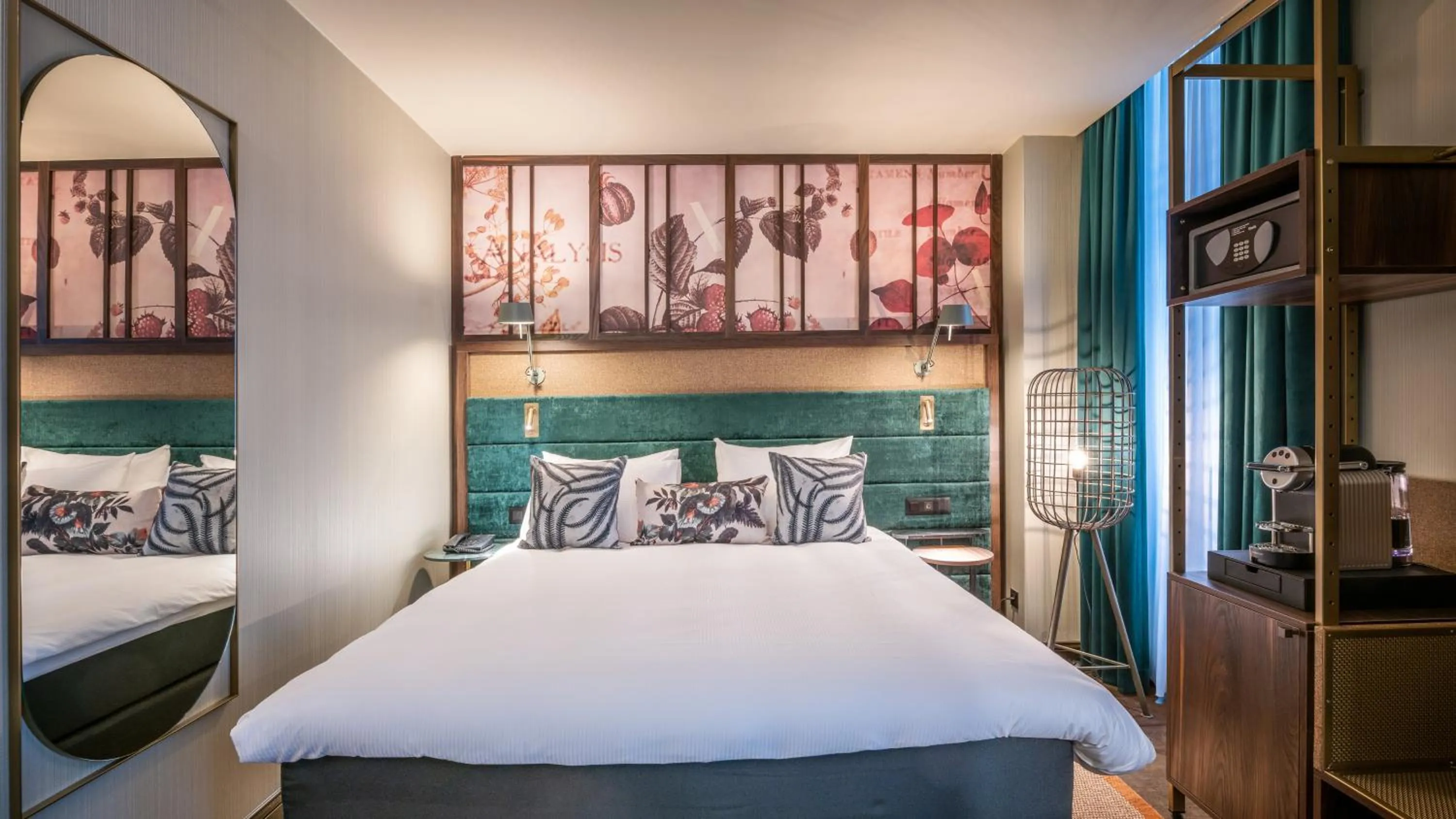 Photo of the whole room, Bed in Hotel Indigo Brussels - City by IHG